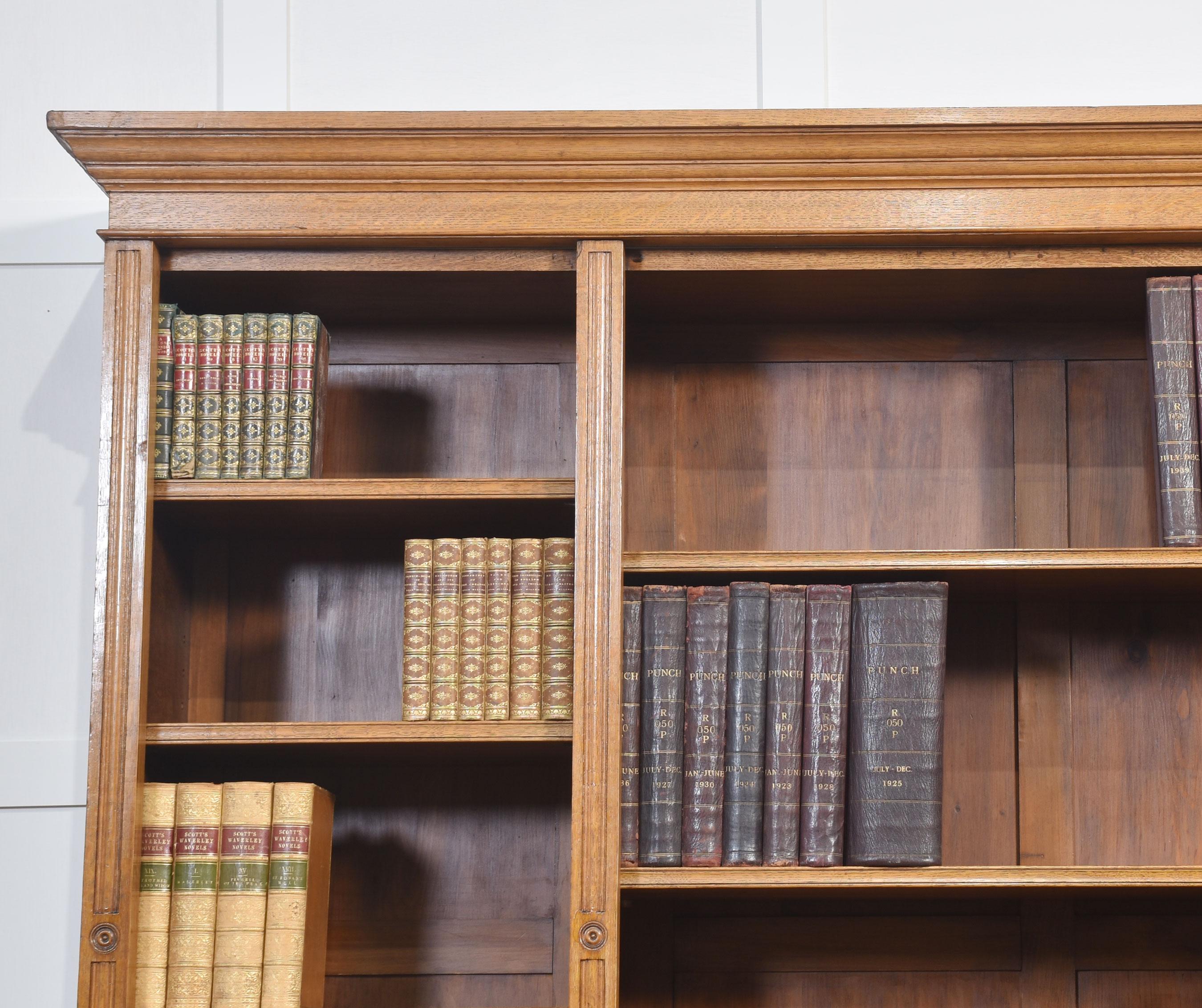Britannico Grande libreria intagliata in Oak in vendita