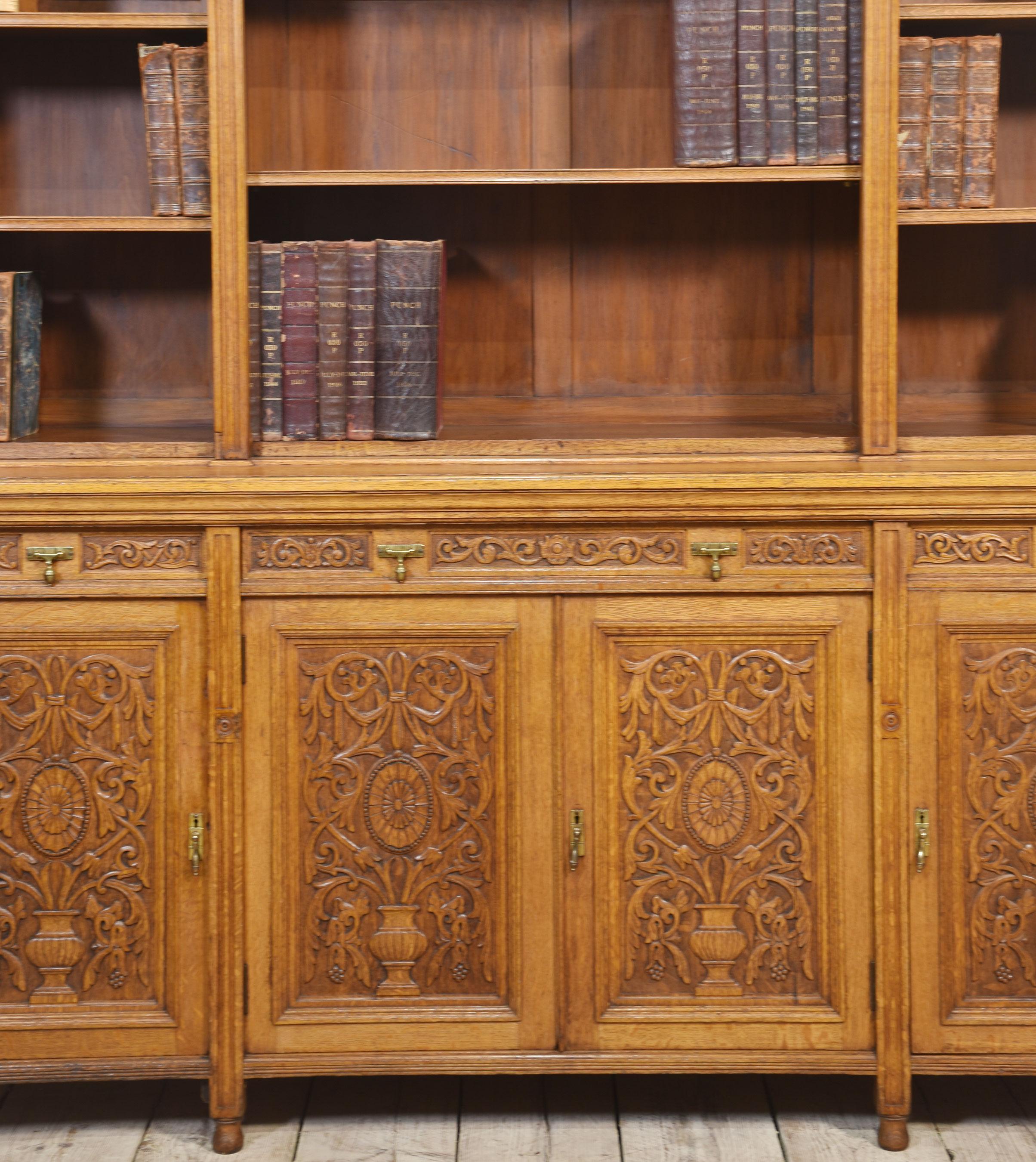 XIX secolo Grande libreria intagliata in Oak in vendita