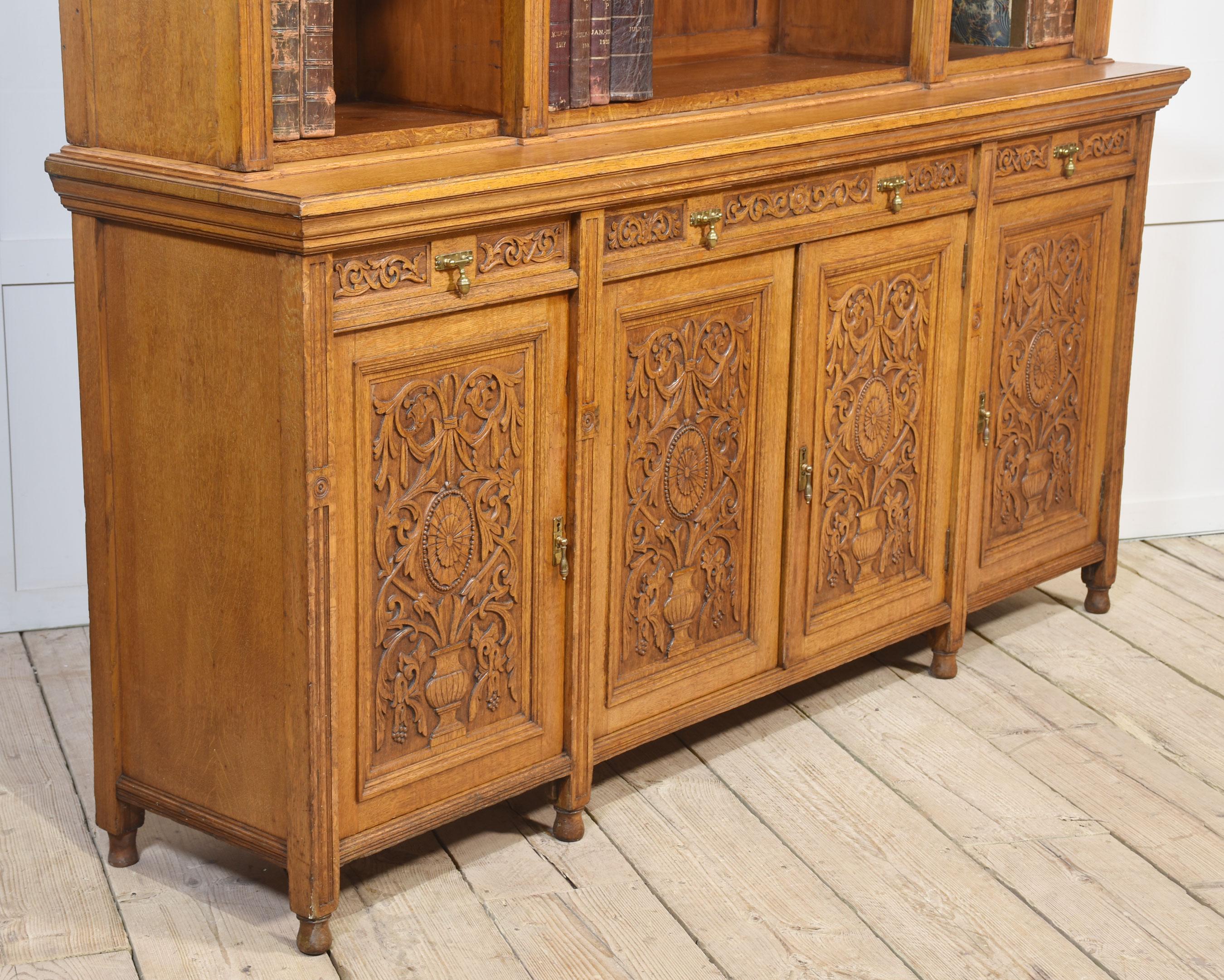 Grande libreria intagliata in Oak in vendita 1