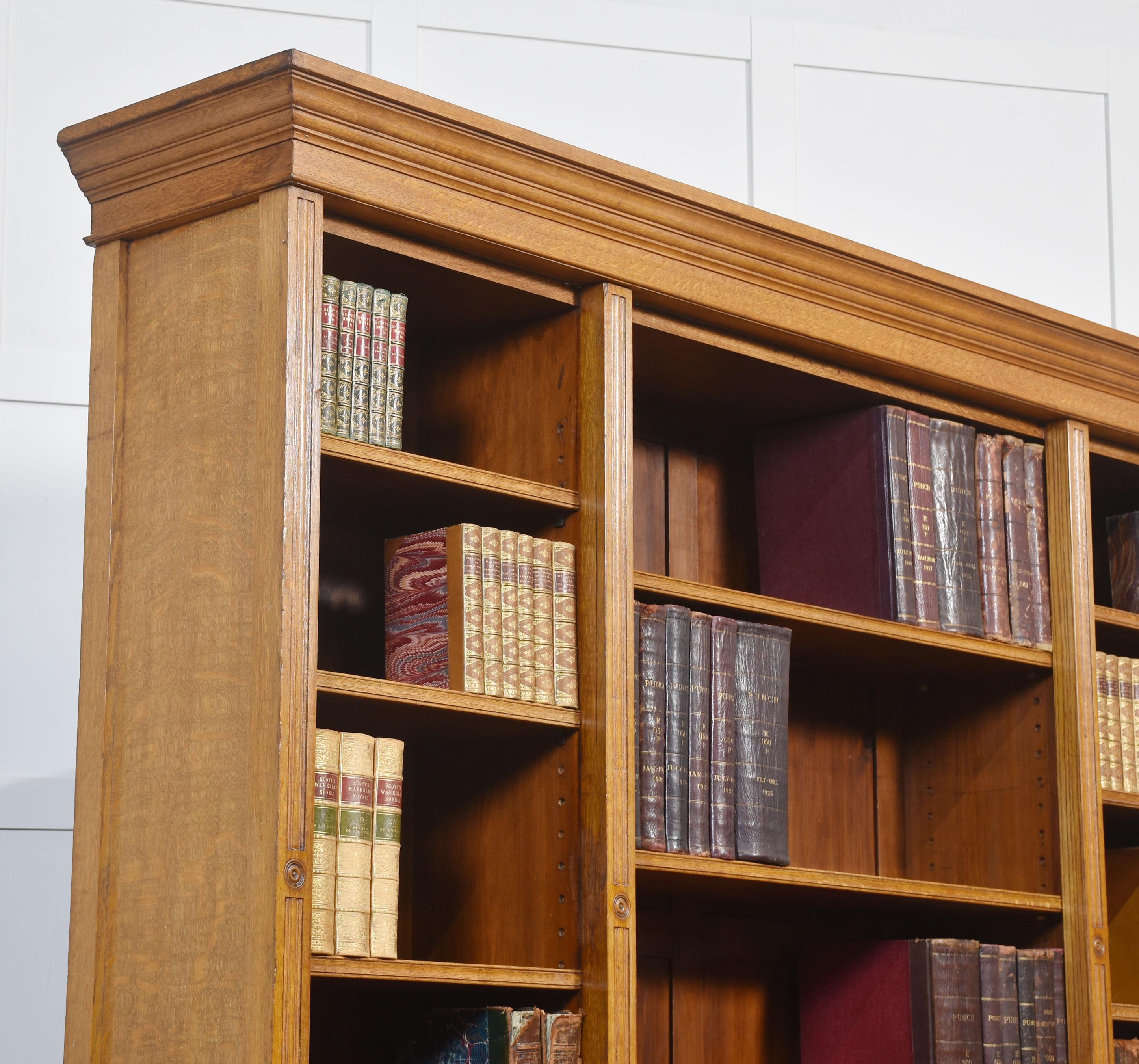 Grande libreria intagliata in Oak in vendita 2