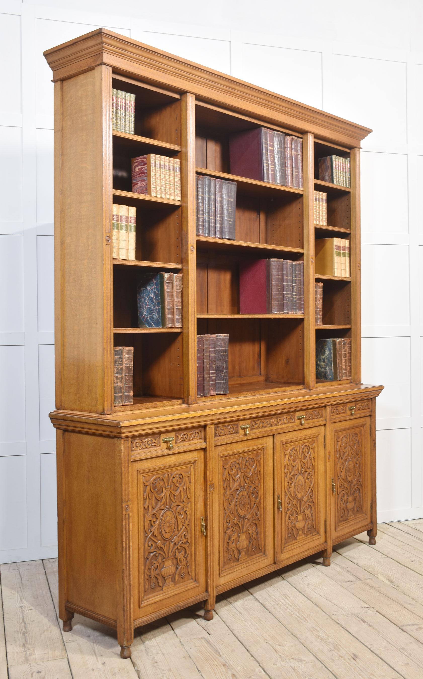Grande libreria intagliata in Oak in vendita 3