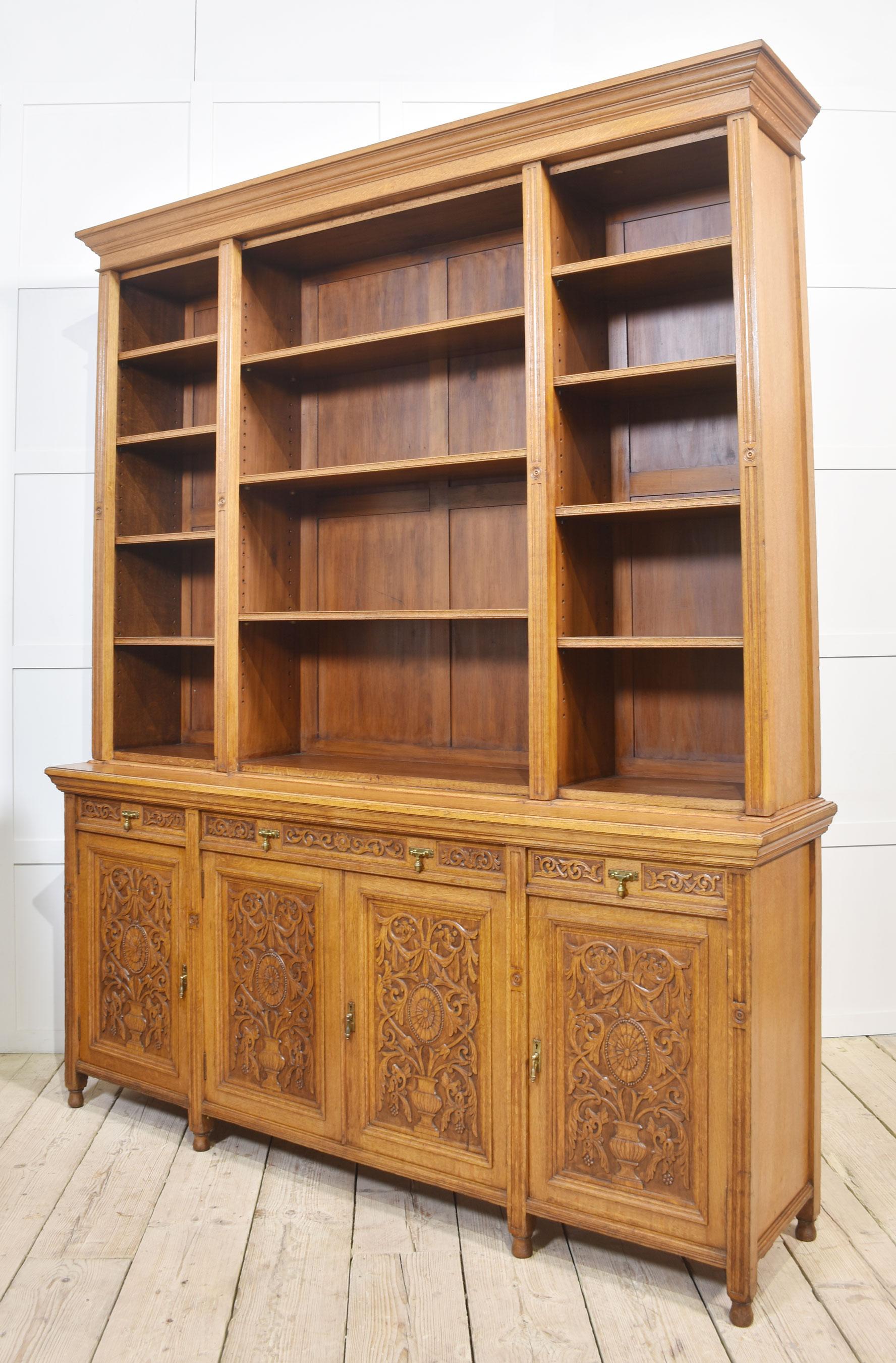 Grande libreria intagliata in Oak in vendita 7