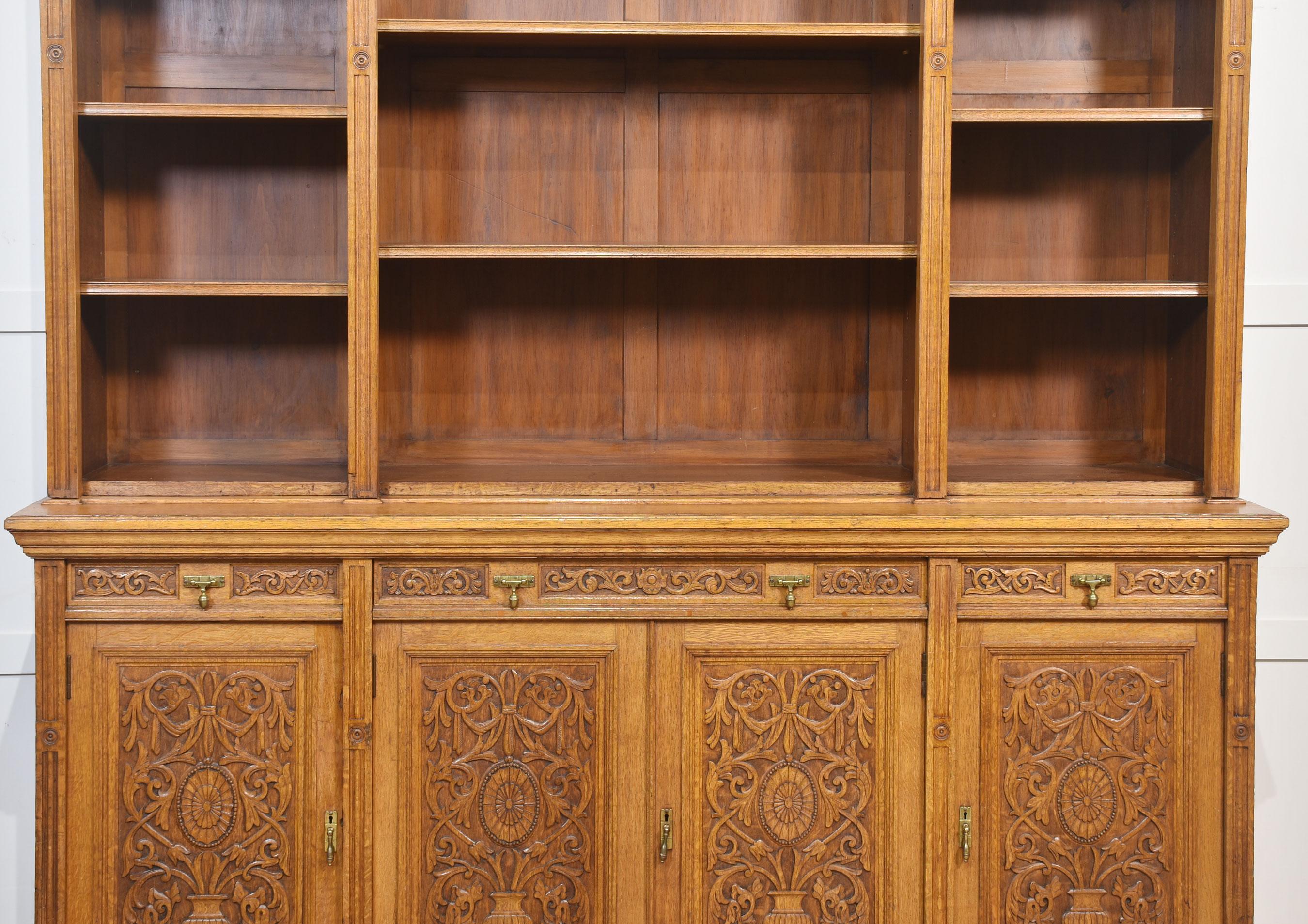 Grande libreria intagliata in Oak in vendita 6