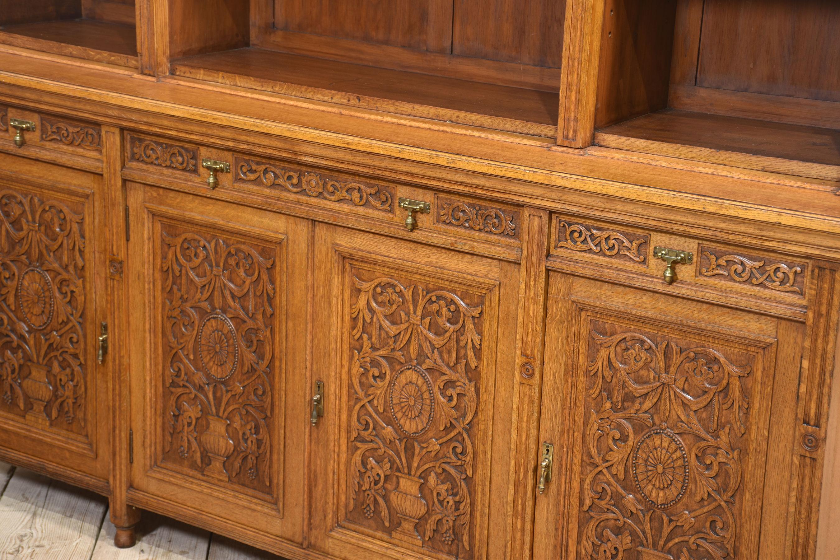 Grande libreria intagliata in Oak in vendita 8