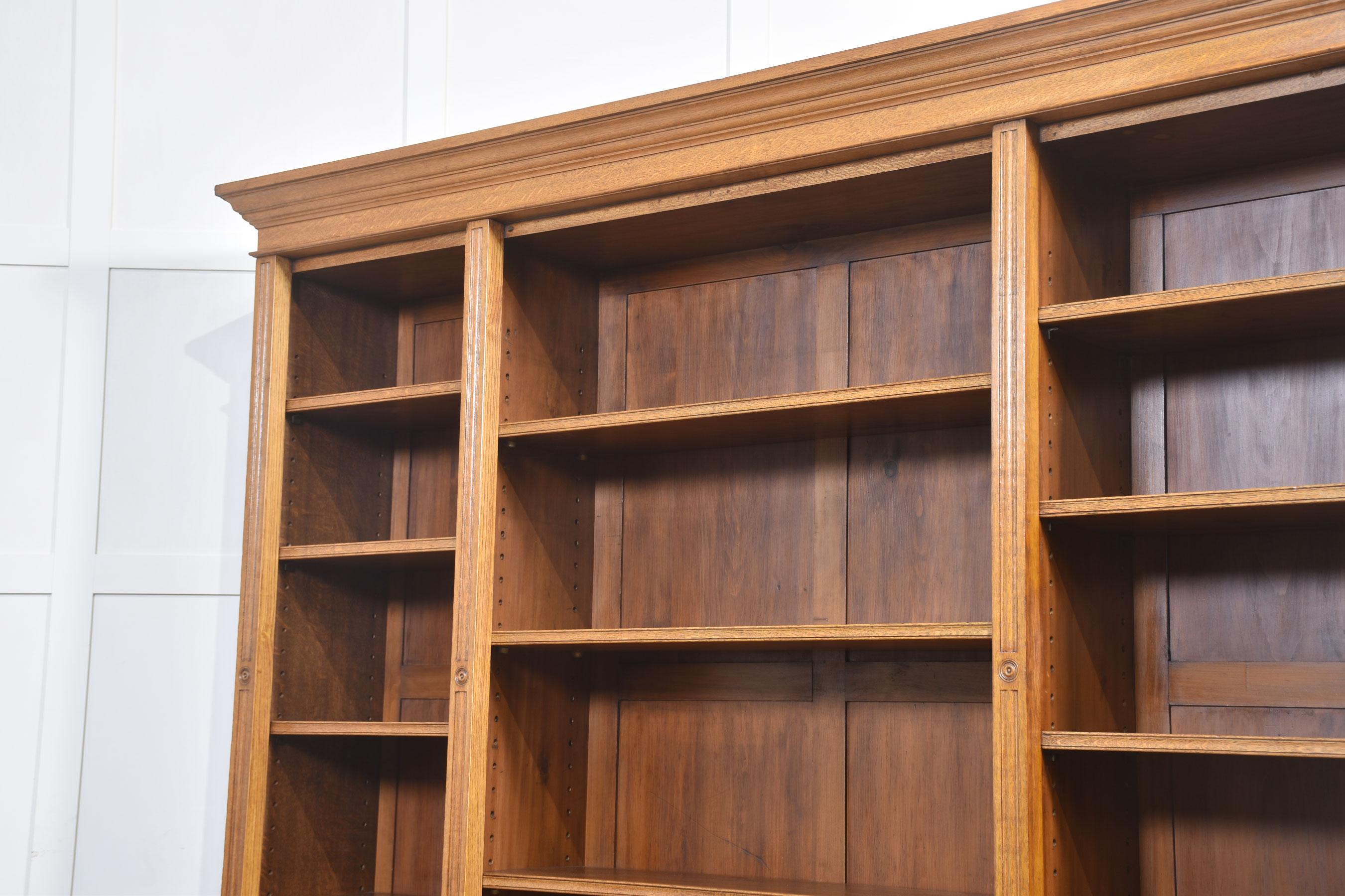 Grande libreria intagliata in Oak in vendita 9