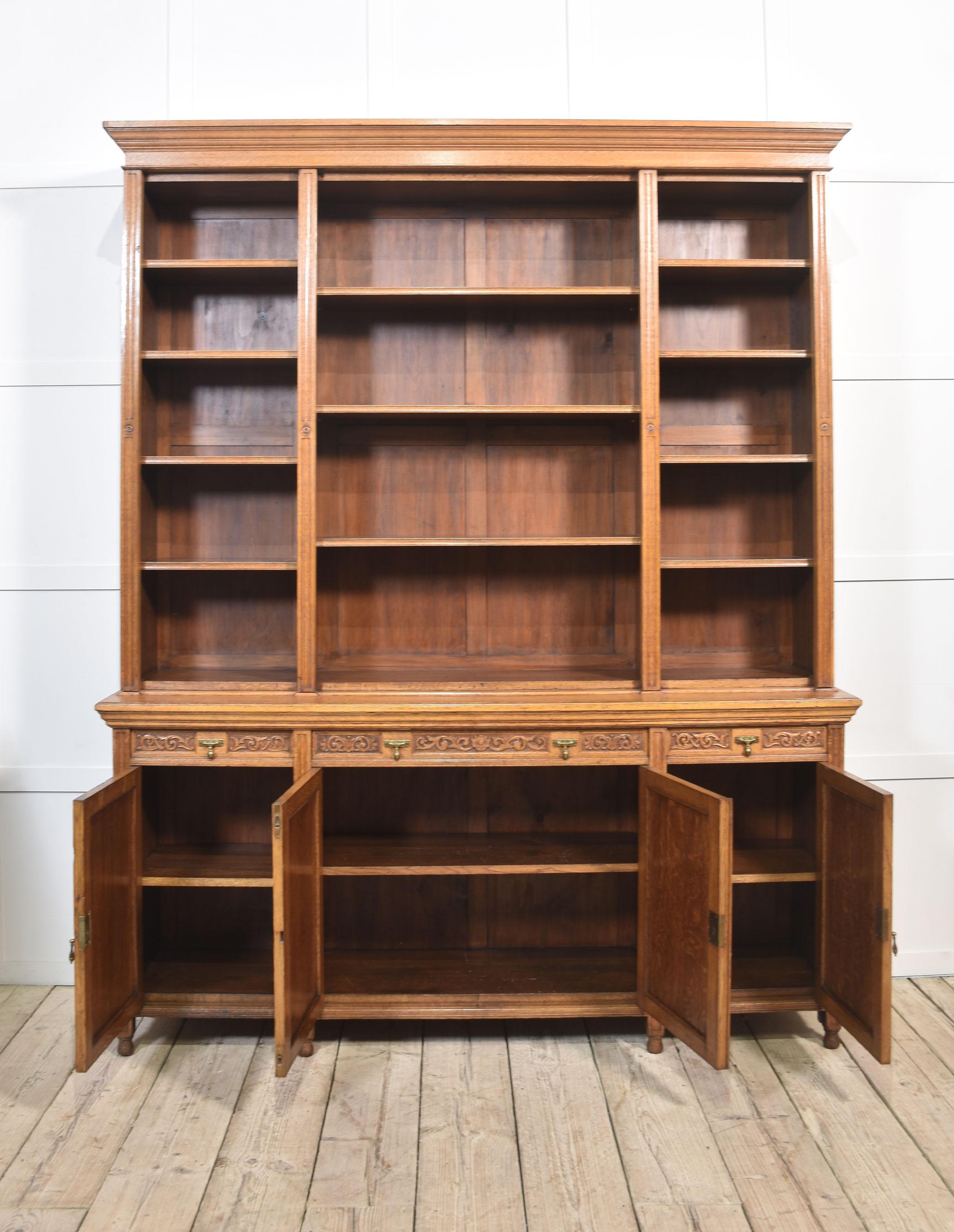 Grande libreria intagliata in Oak in vendita 13
