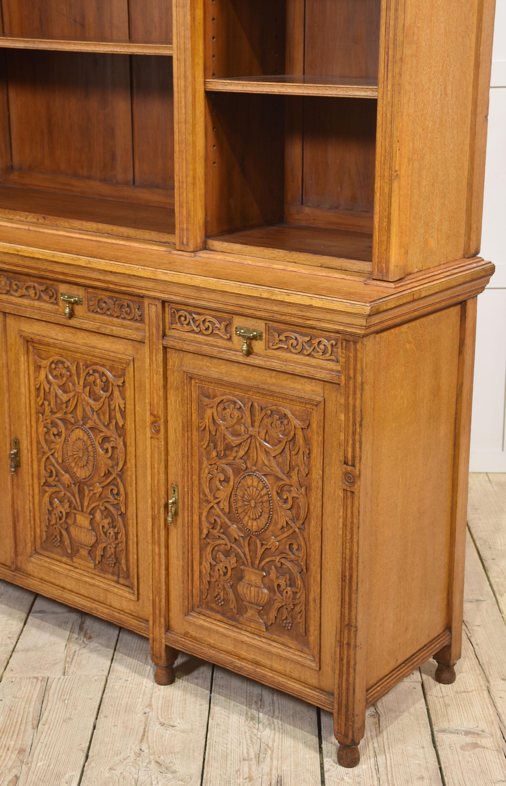 Grande libreria intagliata in Oak in vendita 10