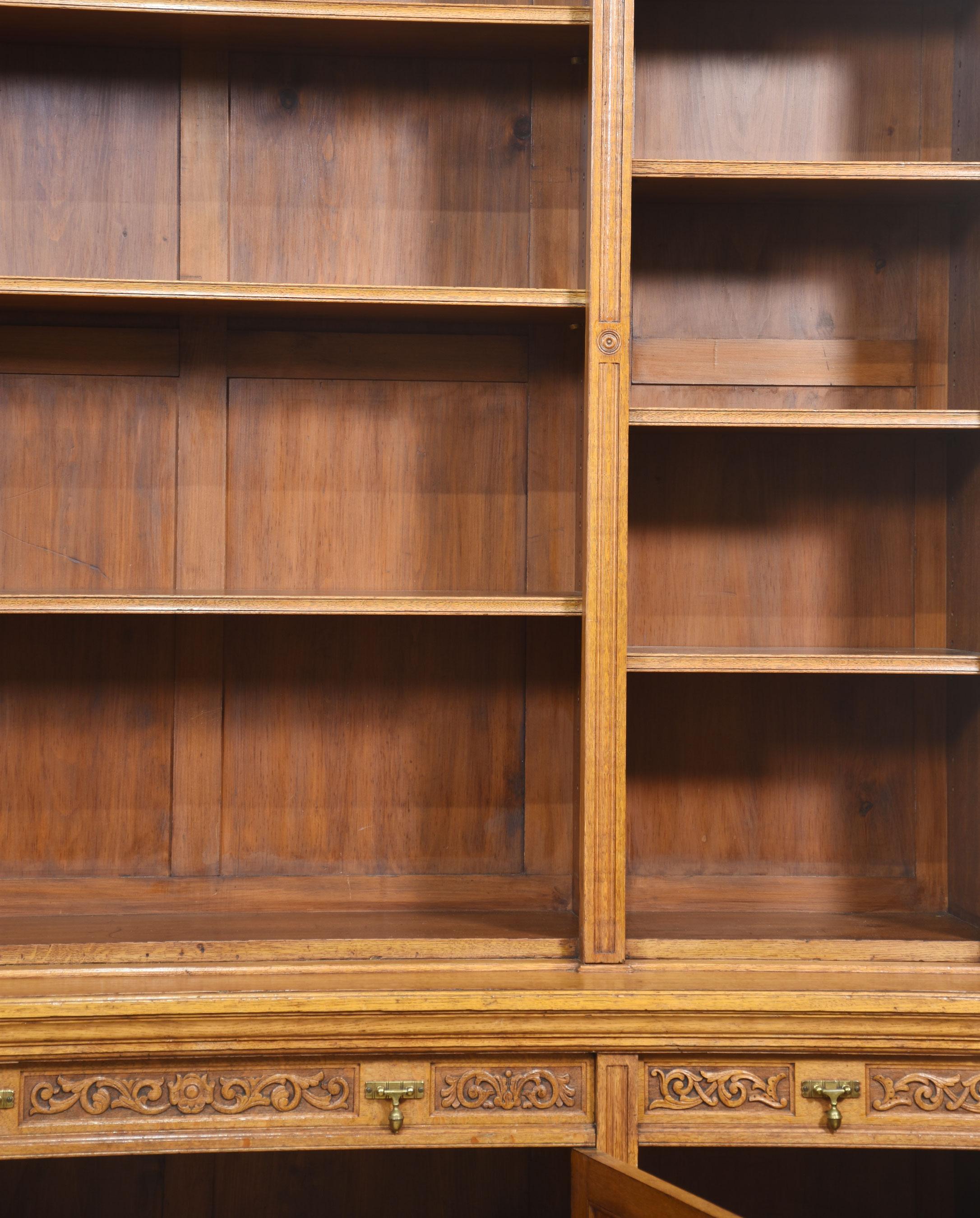 Grande libreria intagliata in Oak in vendita 14