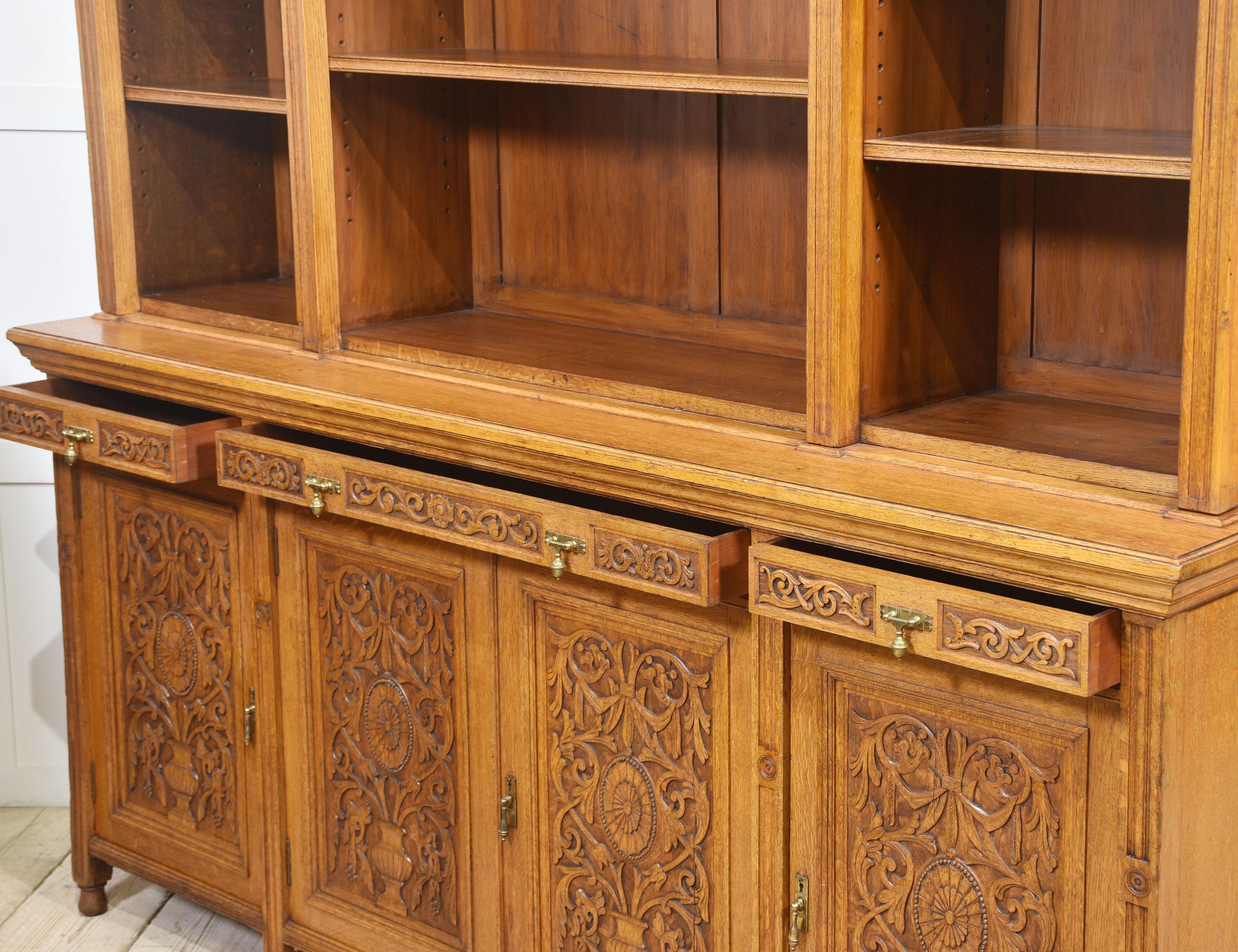 Grande libreria intagliata in Oak in vendita 11