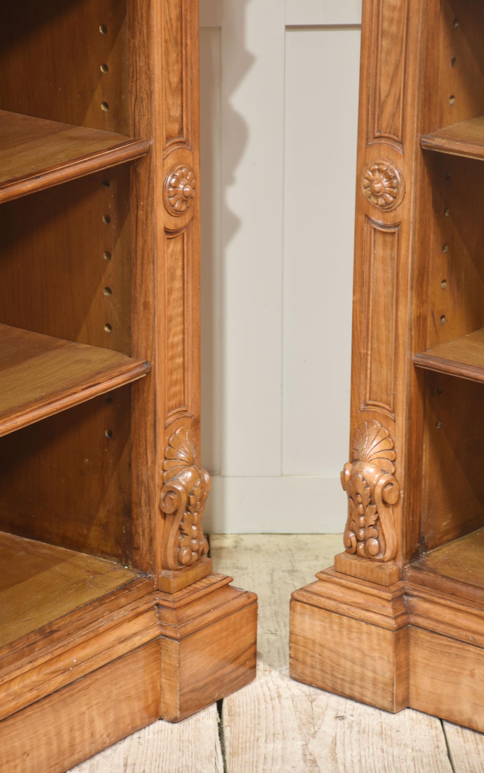 Walnut Pair of 19th century walnut open bookcases For Sale