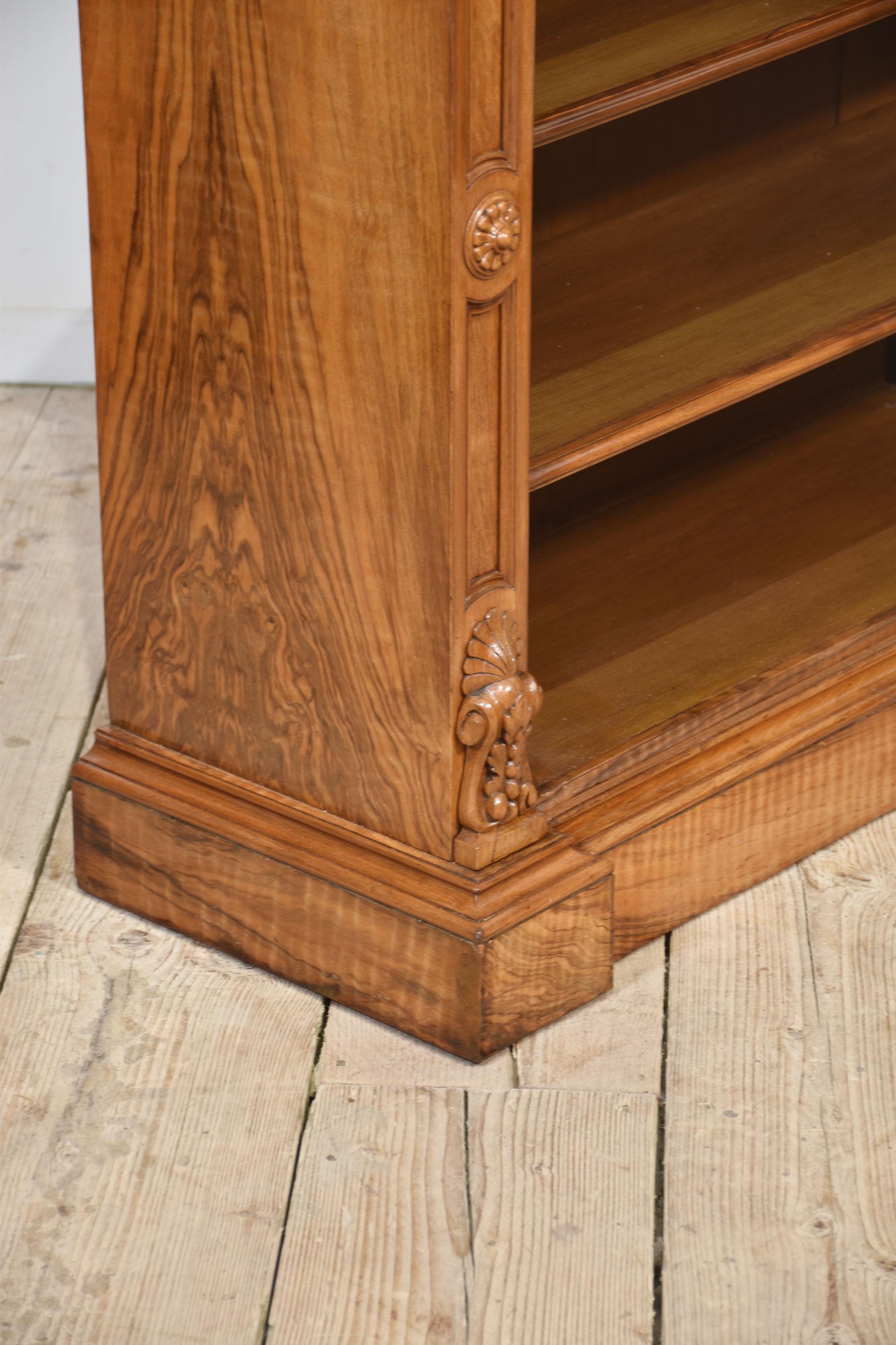 Pair of 19th century walnut open bookcases For Sale 2