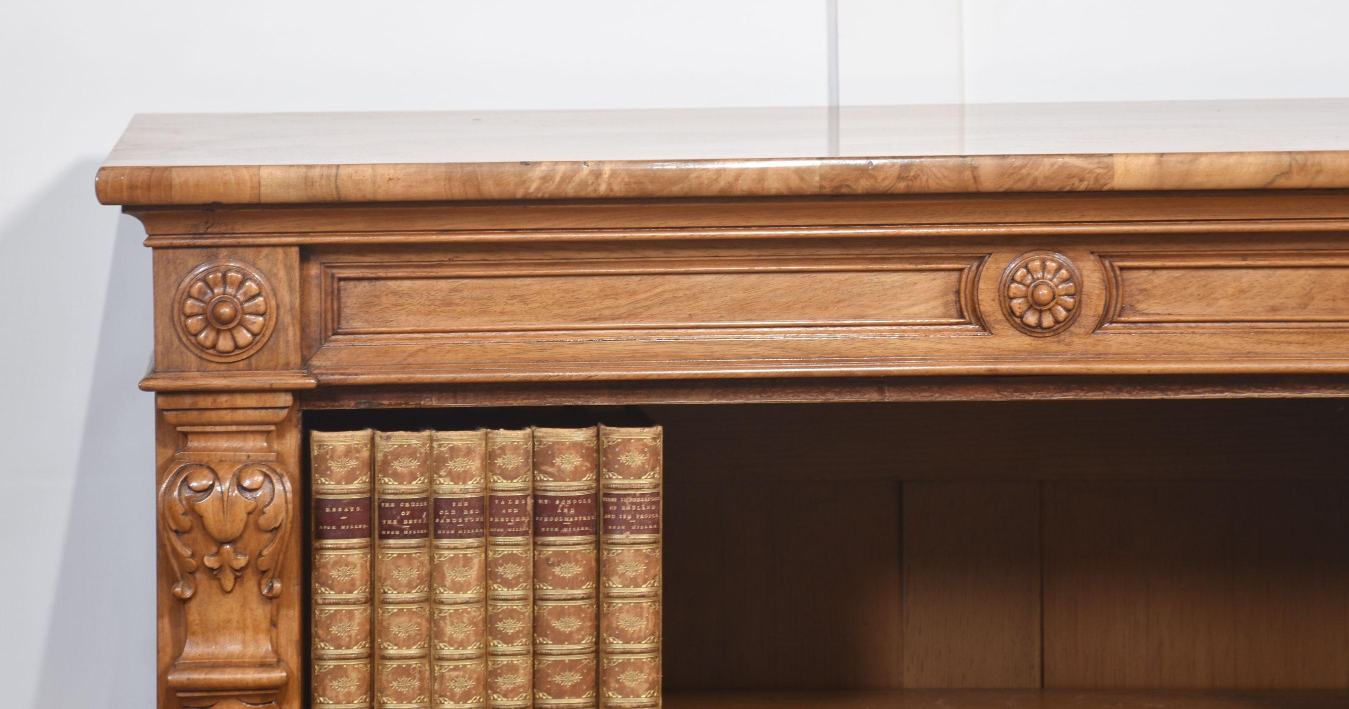 Pair of 19th century walnut open bookcases For Sale 5