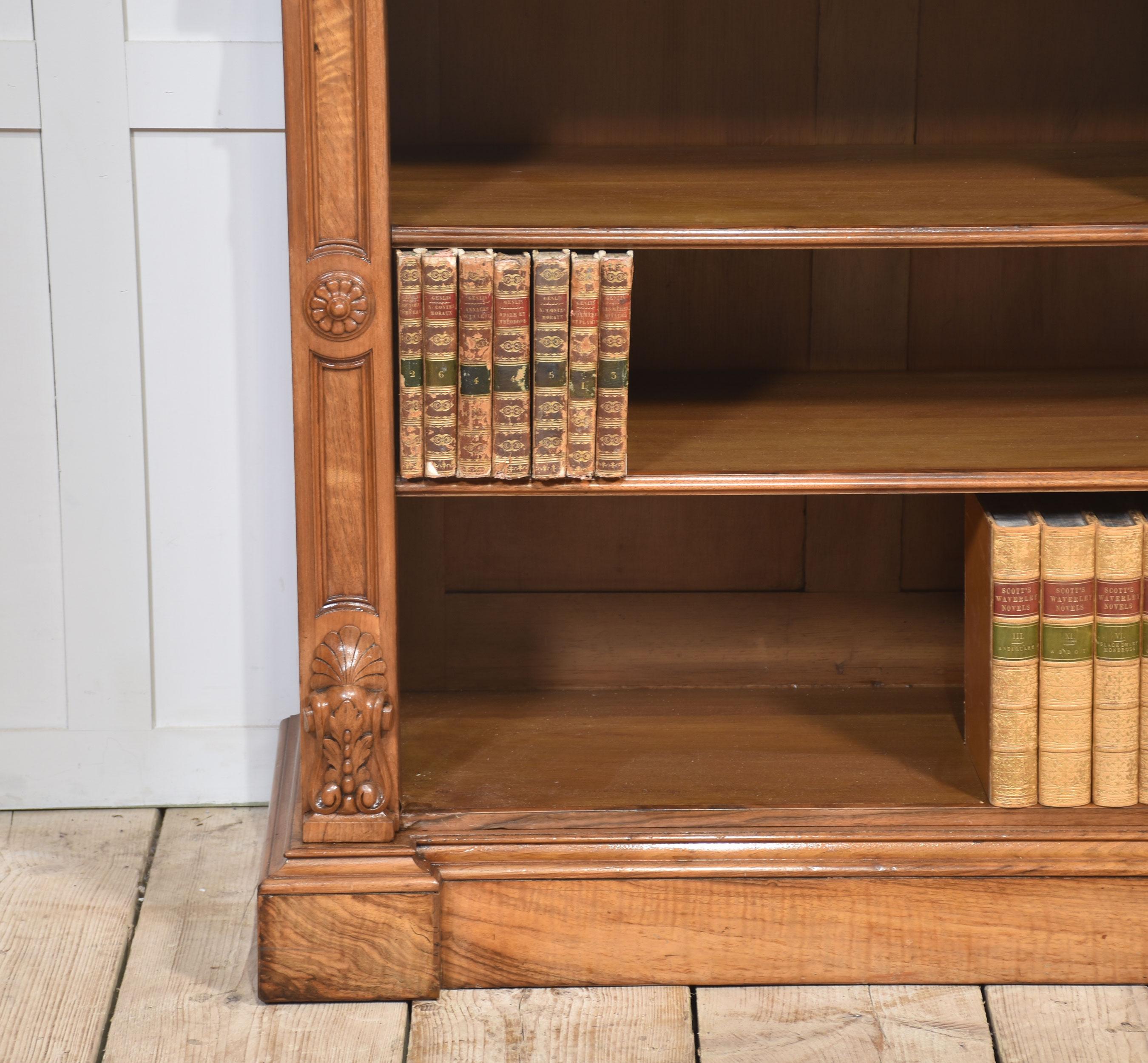 Pair of 19th century walnut open bookcases For Sale 6