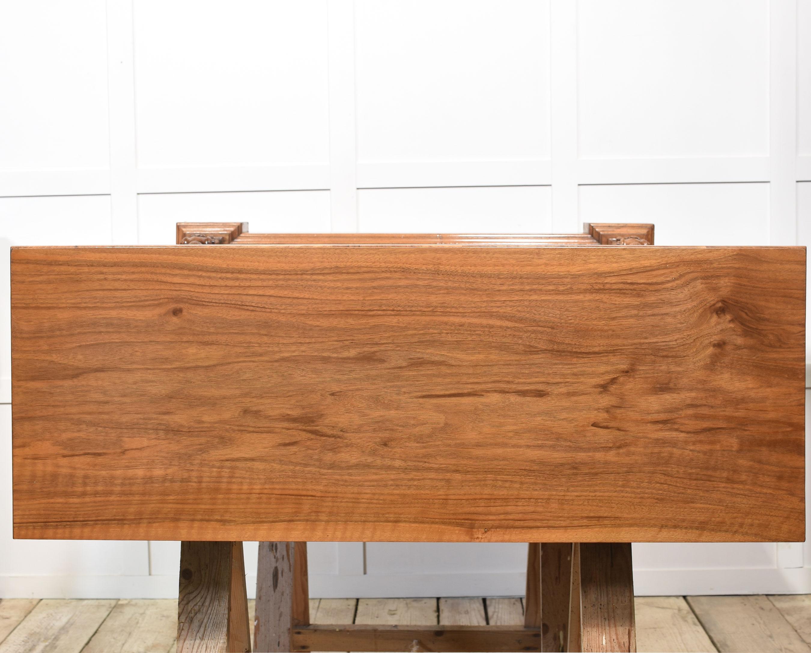Pair of 19th century walnut open bookcases For Sale 13