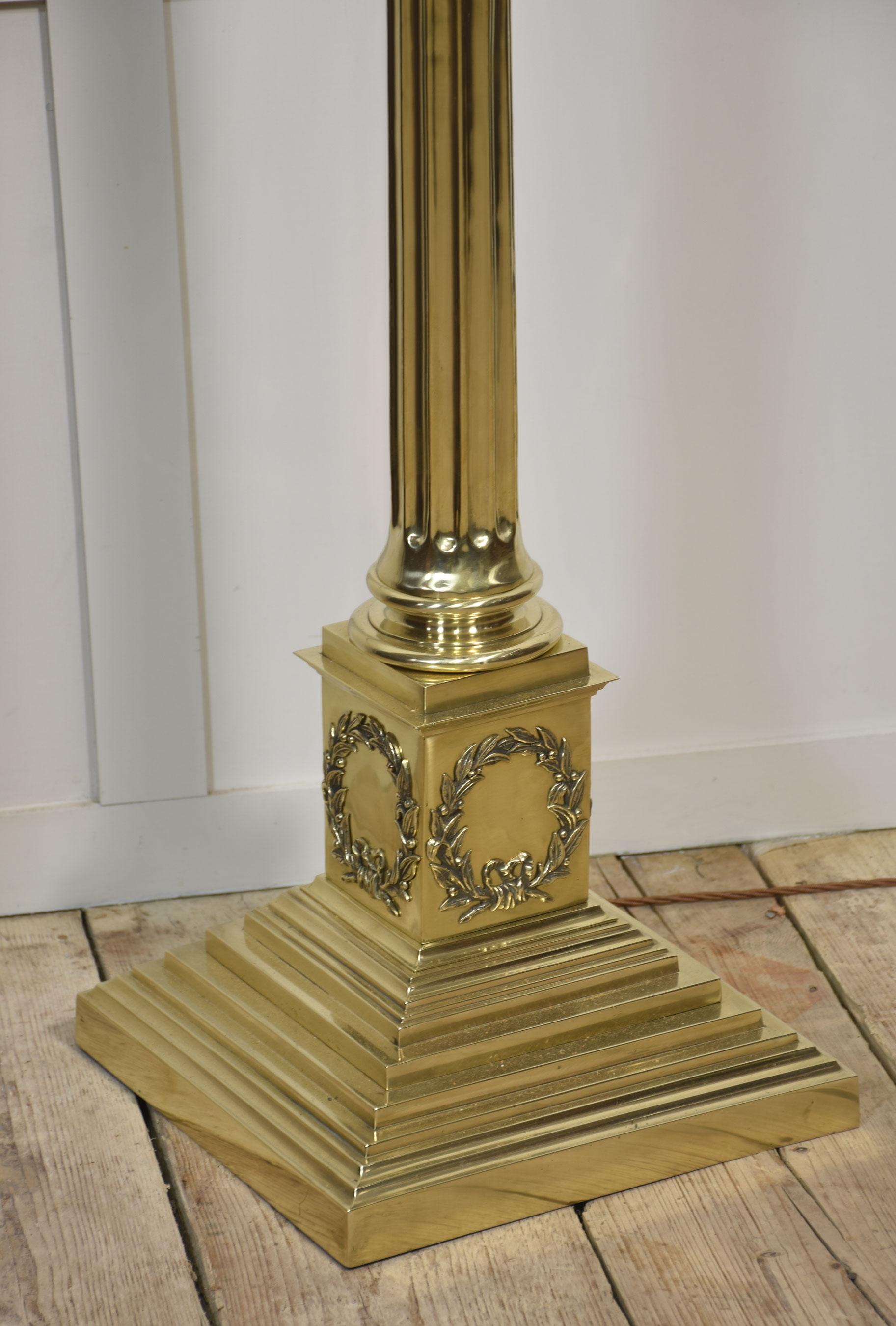 Monumental brass standard lamp by Hinks In Good Condition For Sale In Cheshire, GB