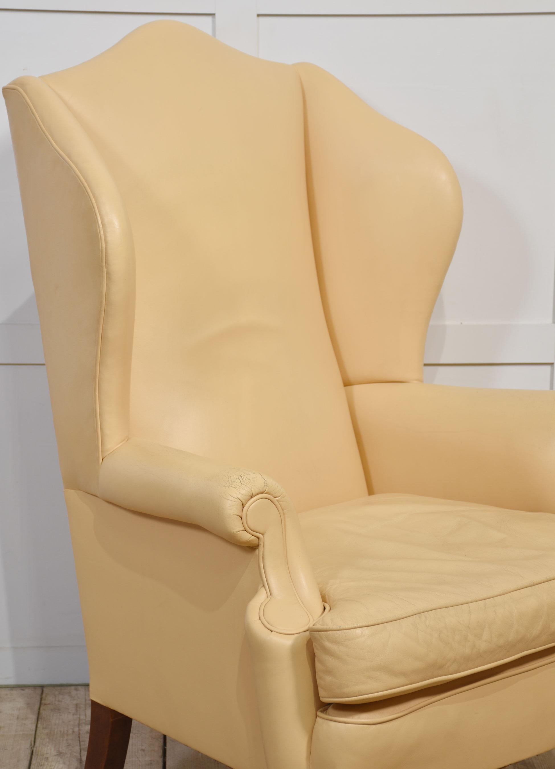 Poltrona in stile georgiano, con schienale alato e sedile imbottito in pelle, con braccioli a sbalzo. Tutti sollevati su sport anteriori cabriole. Alcuni segni di usura sulla tappezzeria.
Dimensioni
Altezza 47,5 pollici Altezza della seduta 19,5