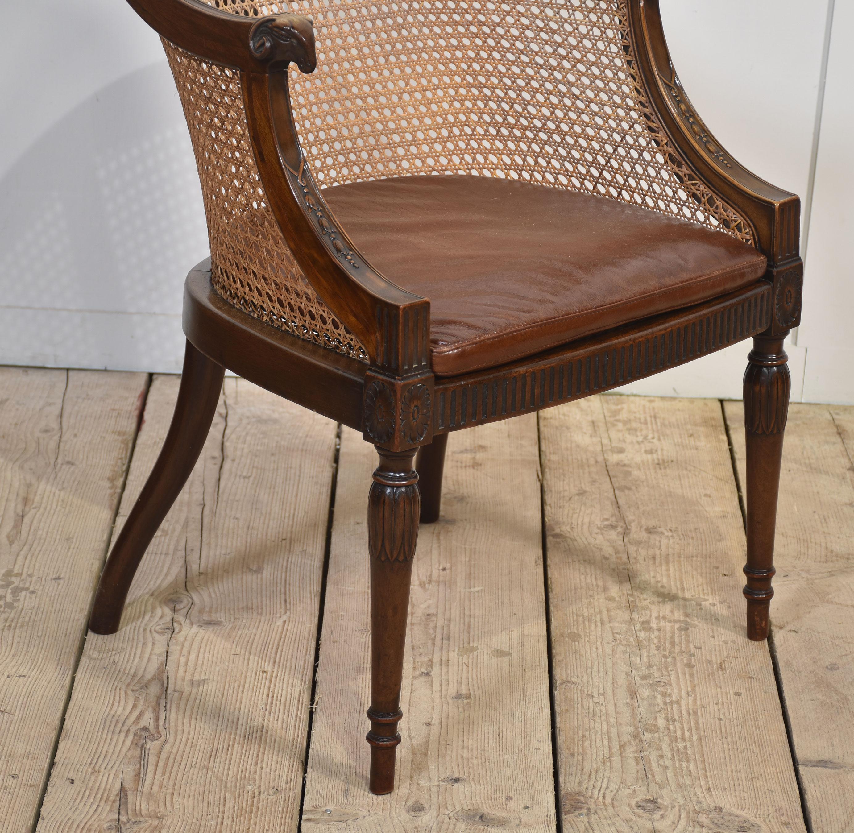 Mahagoni gerahmter bergere Wannen-Sessel (Britisch) im Angebot