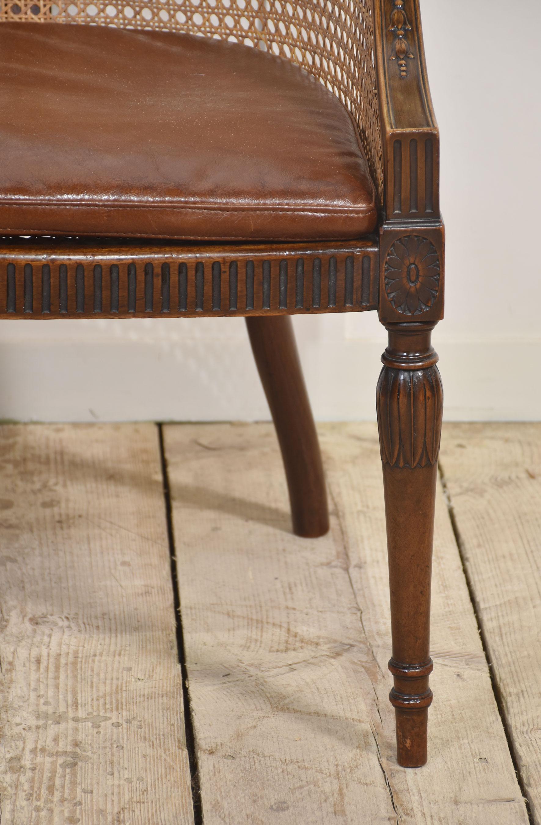 Mahagoni gerahmter bergere Wannen-Sessel im Angebot 1