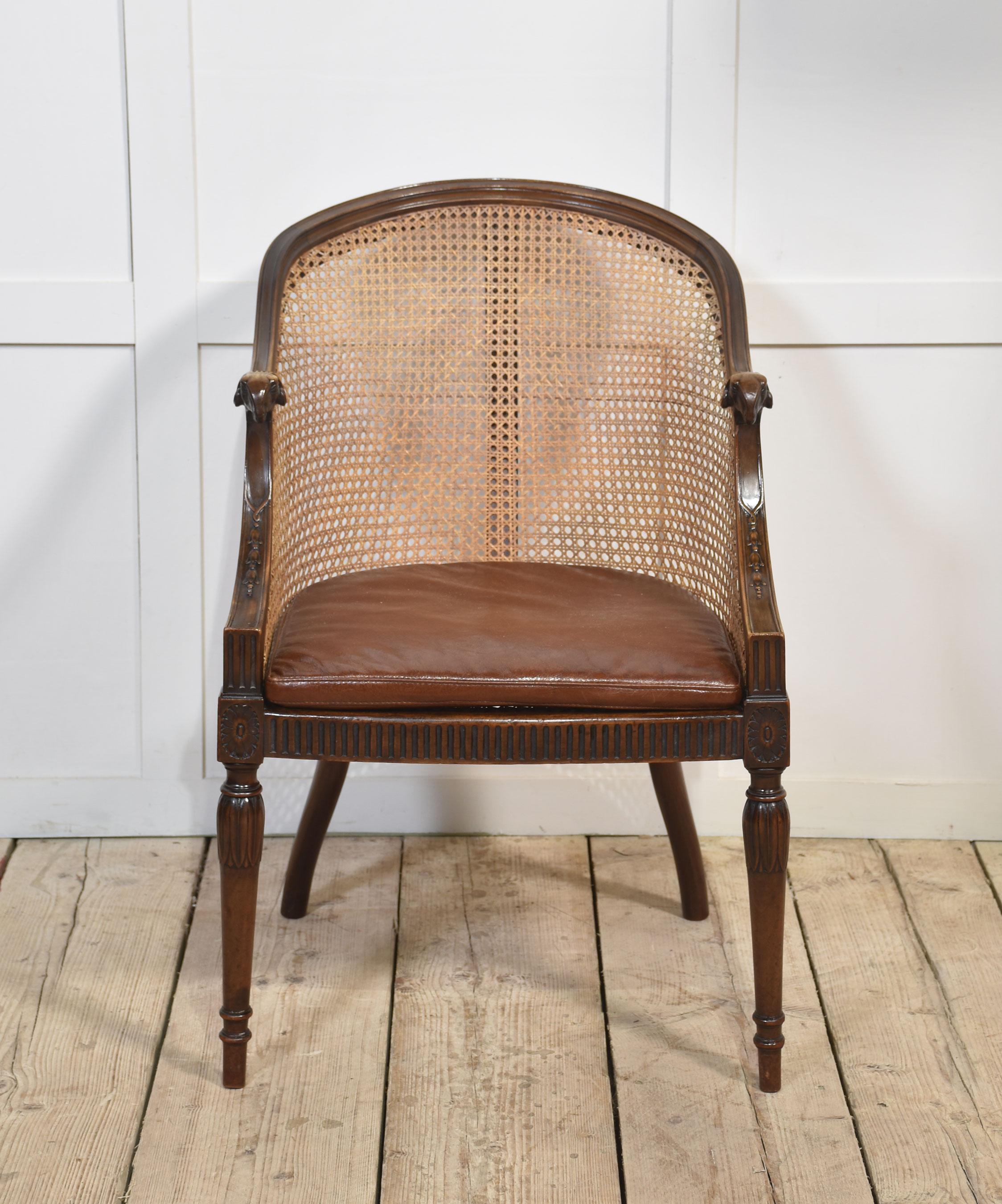 Mahagoni gerahmter bergere Wannen-Sessel (Holz) im Angebot
