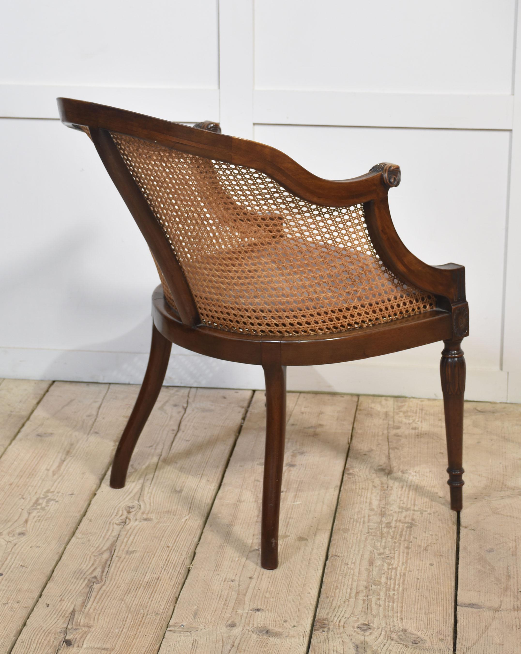 Mahagoni gerahmter bergere Wannen-Sessel im Angebot 2