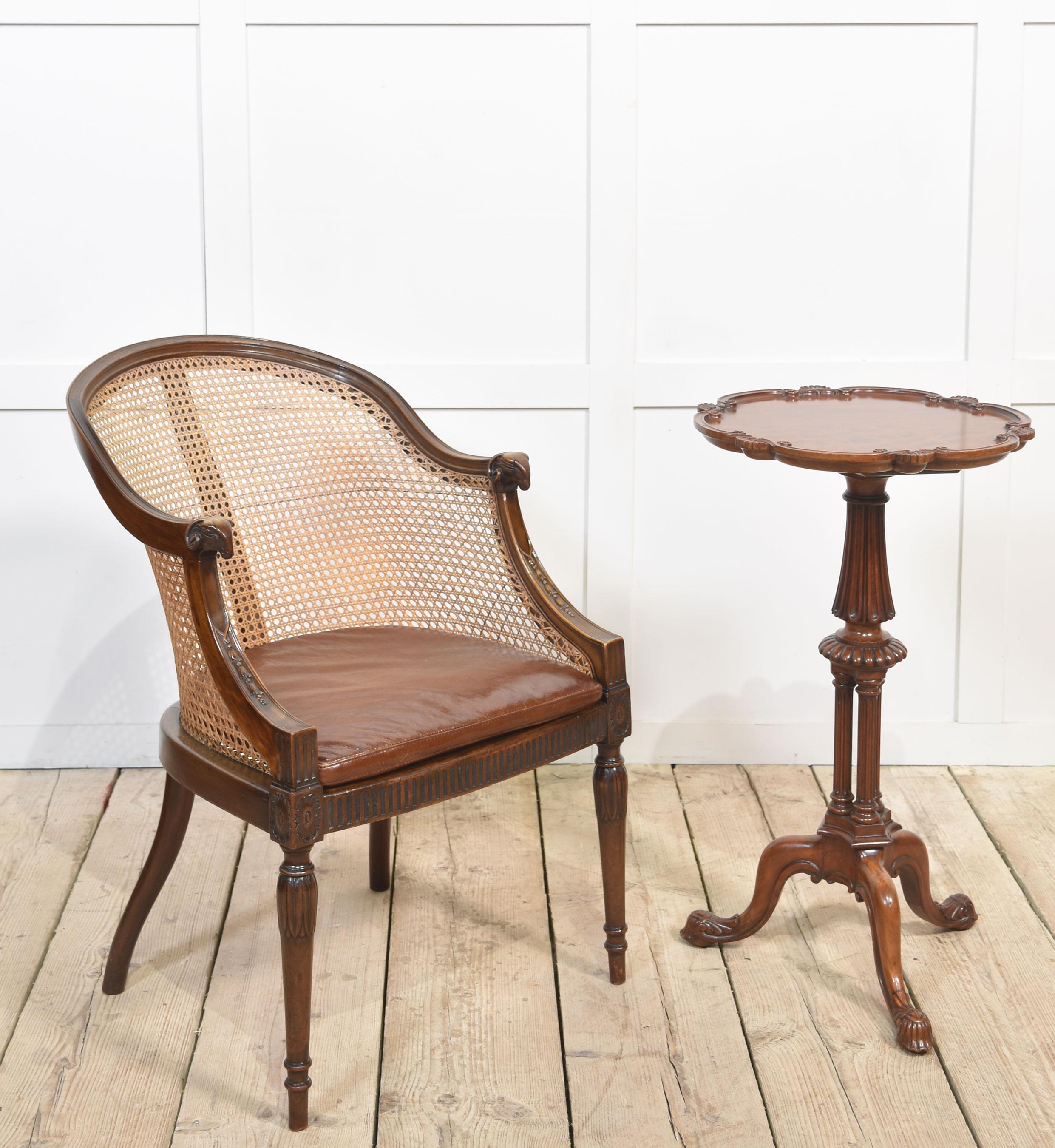 Mahagoni gerahmter bergere Wannen-Sessel im Angebot 5