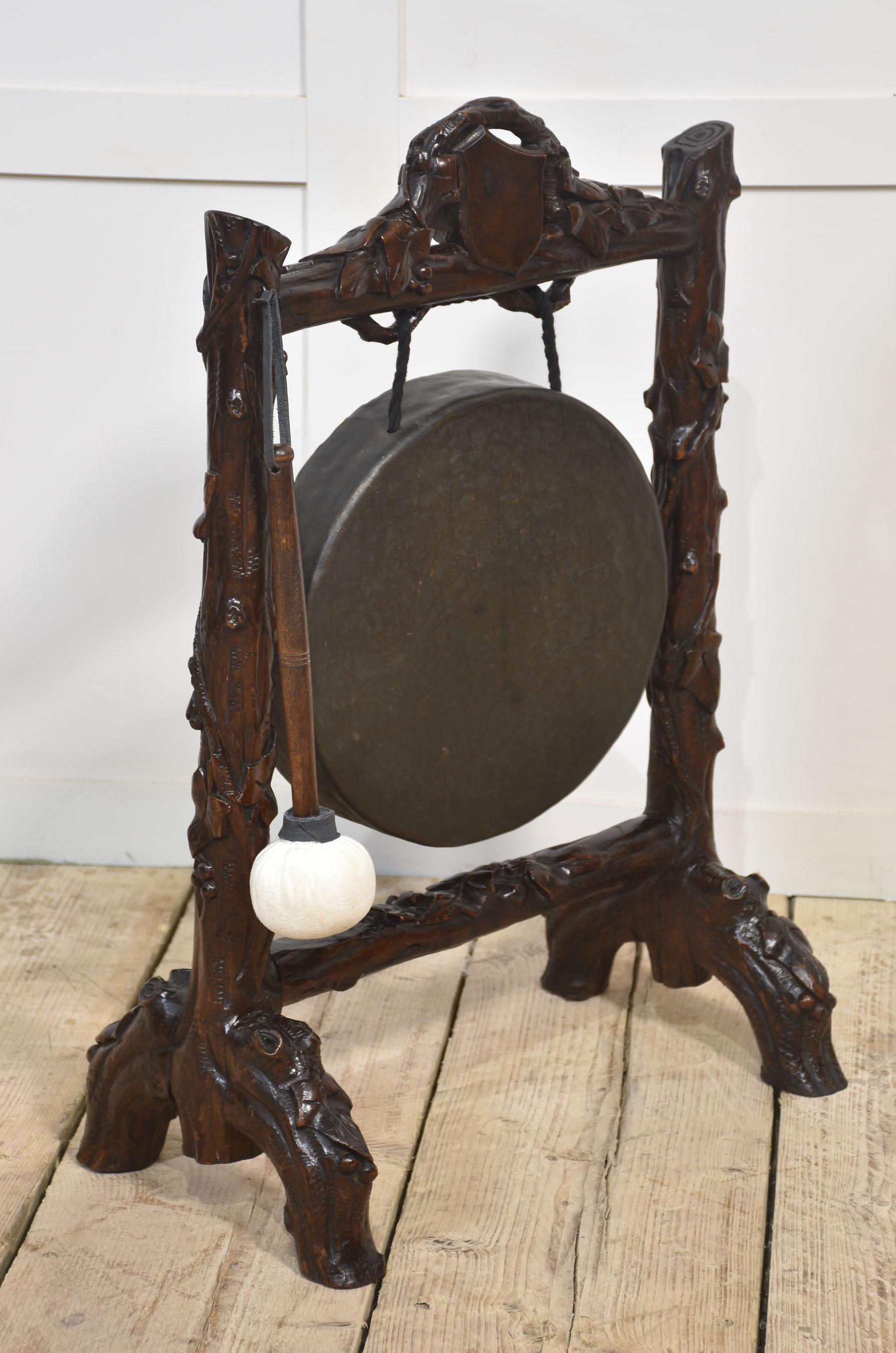 Gong de table de la fin du XIXe siècle, le gong circulaire suspendu dans un cadre en chêne à motif de branches naturelles avec un cartouche vacant surmontant des montants conformes et des supports inclinés vers le bas.
Dimensions
Hauteur 29.5