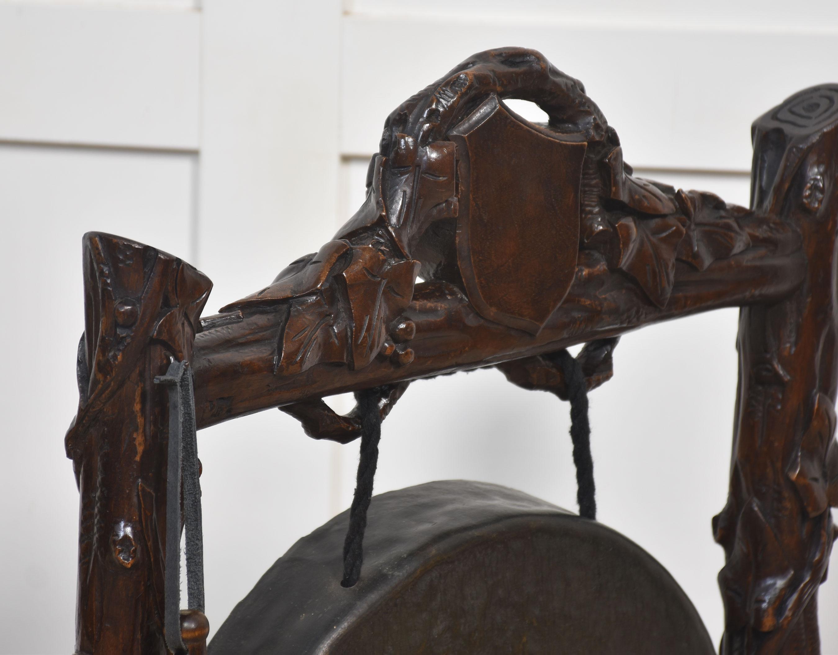 Britannique Gong de table à cadre en chêne sculpté en vente