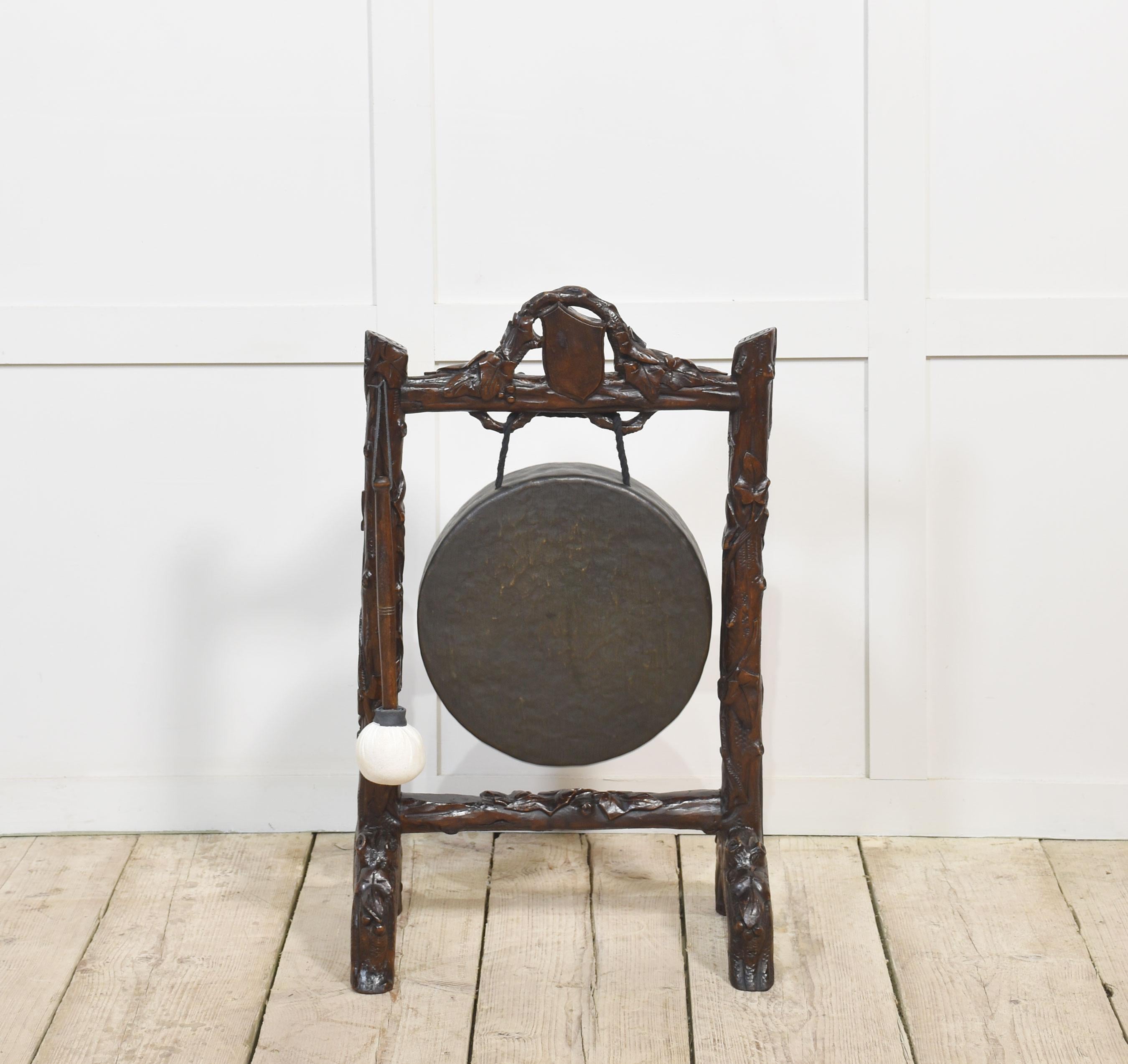 Gong de table à cadre en chêne sculpté Bon état - En vente à Cheshire, GB