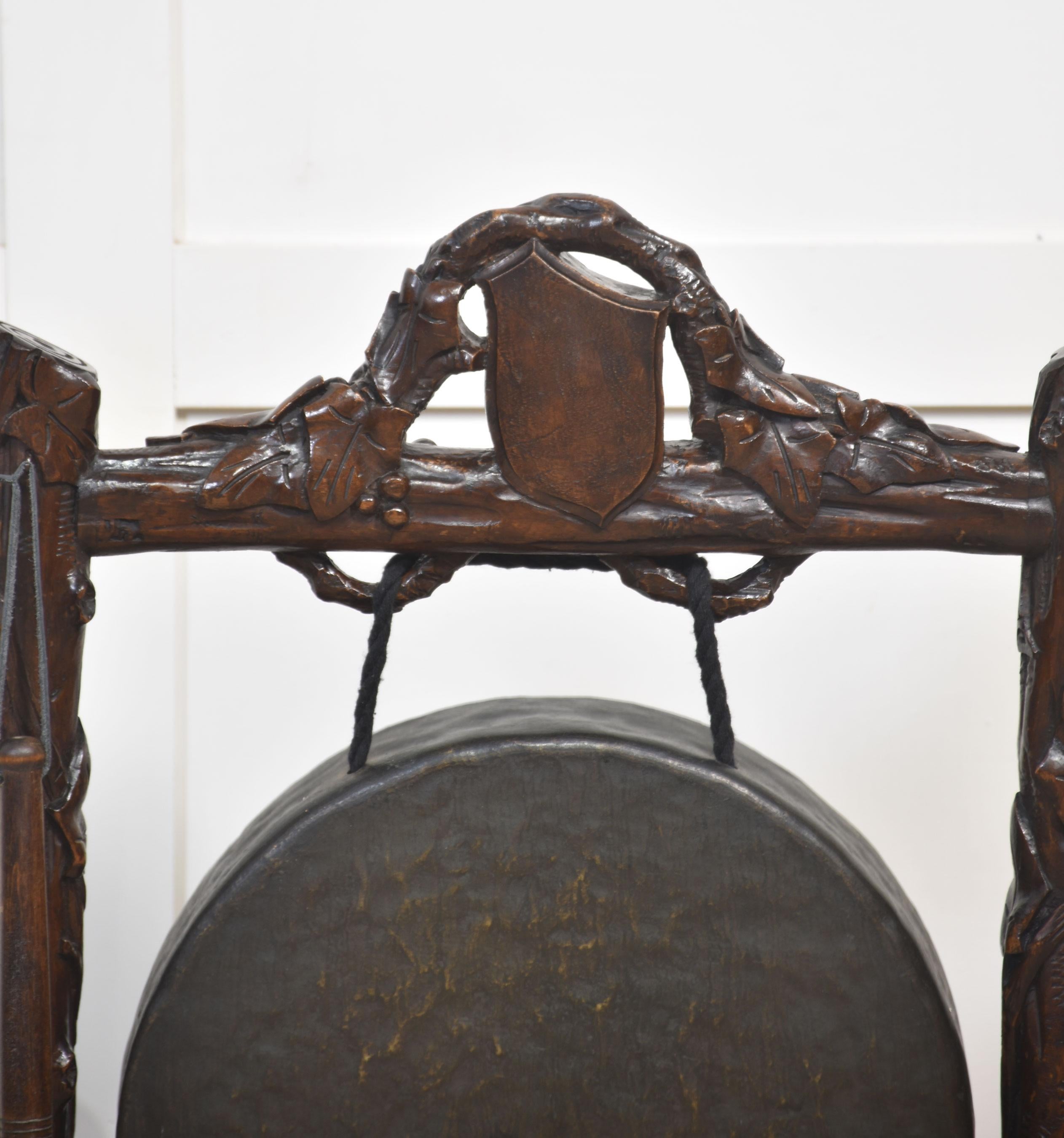 XIXe siècle Gong de table à cadre en chêne sculpté en vente