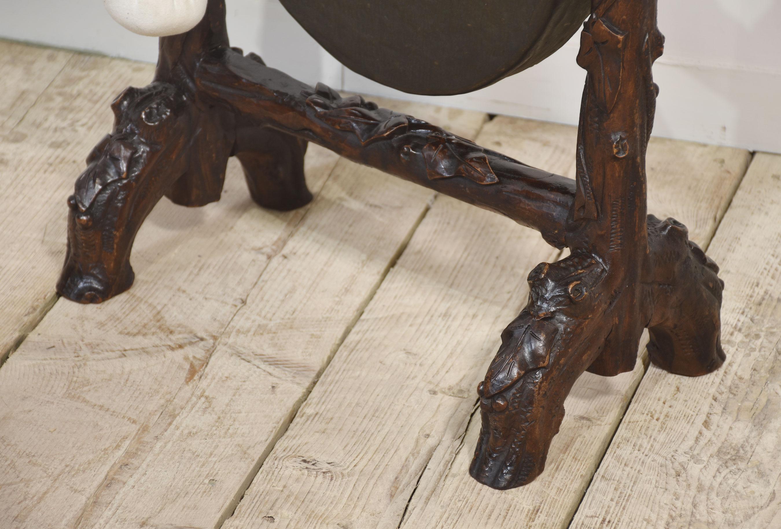 Gong de table à cadre en chêne sculpté en vente 1