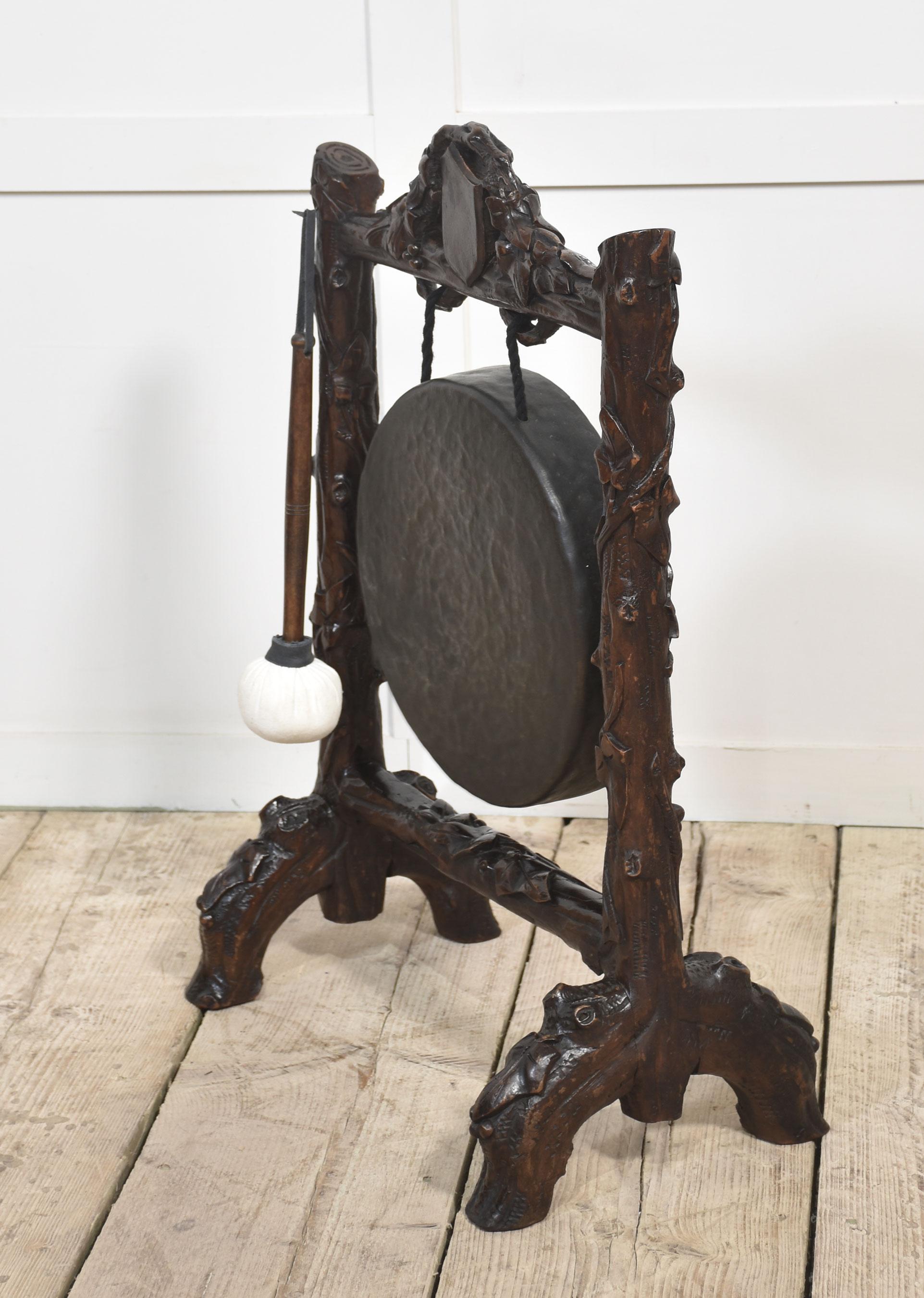 Gong de table à cadre en chêne sculpté en vente 2