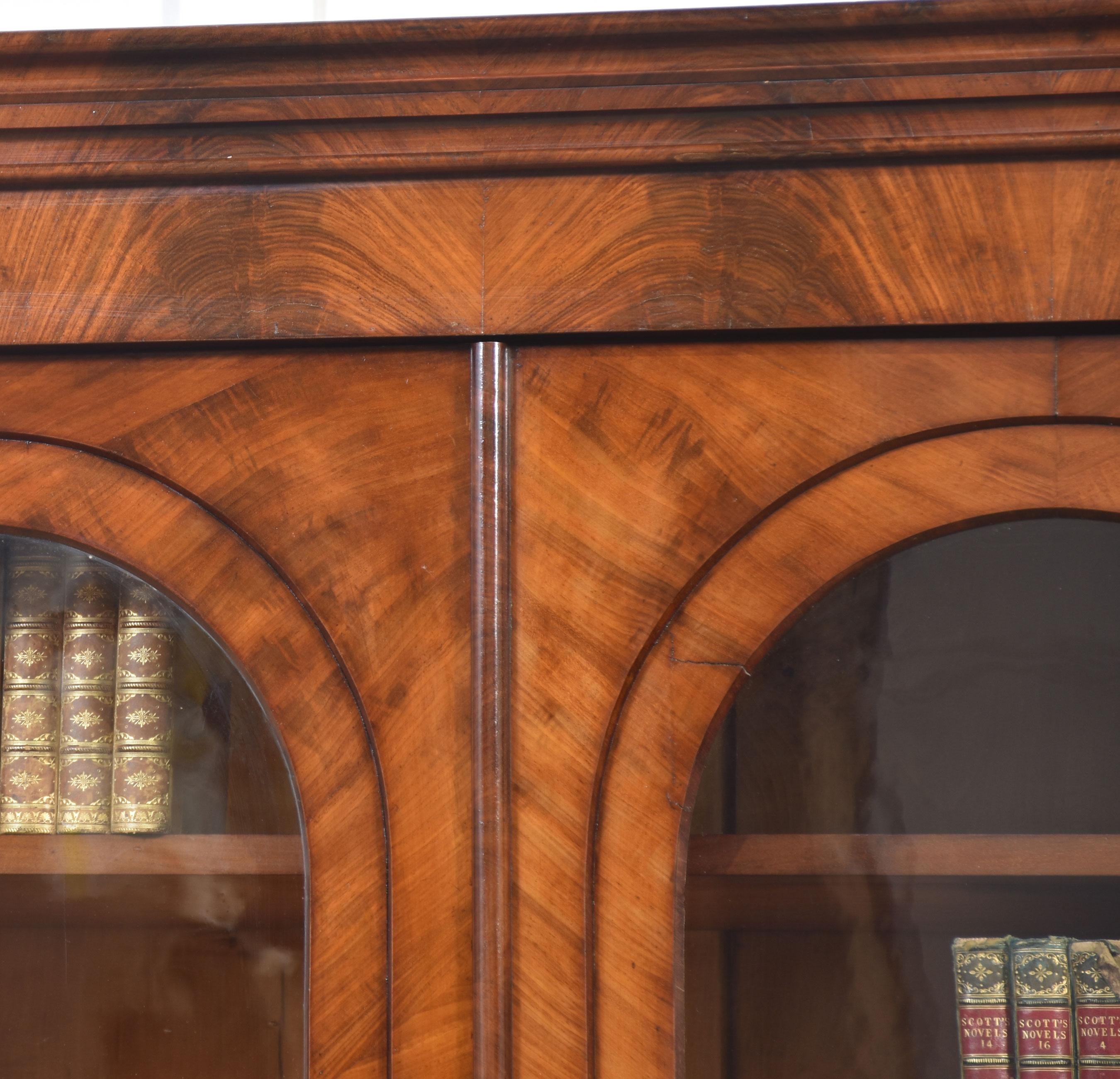 Legno Coppia di librerie da biblioteca in mogano in vendita