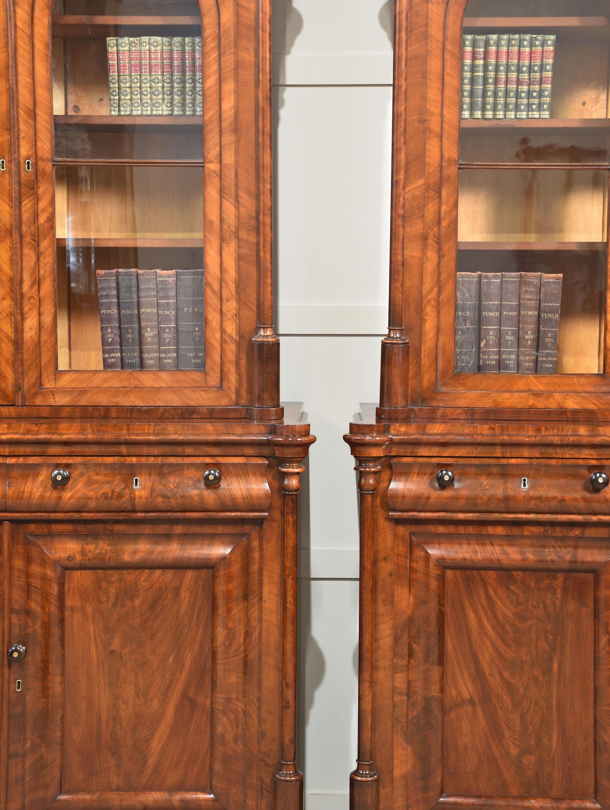 XIX secolo Coppia di librerie da biblioteca in mogano in vendita