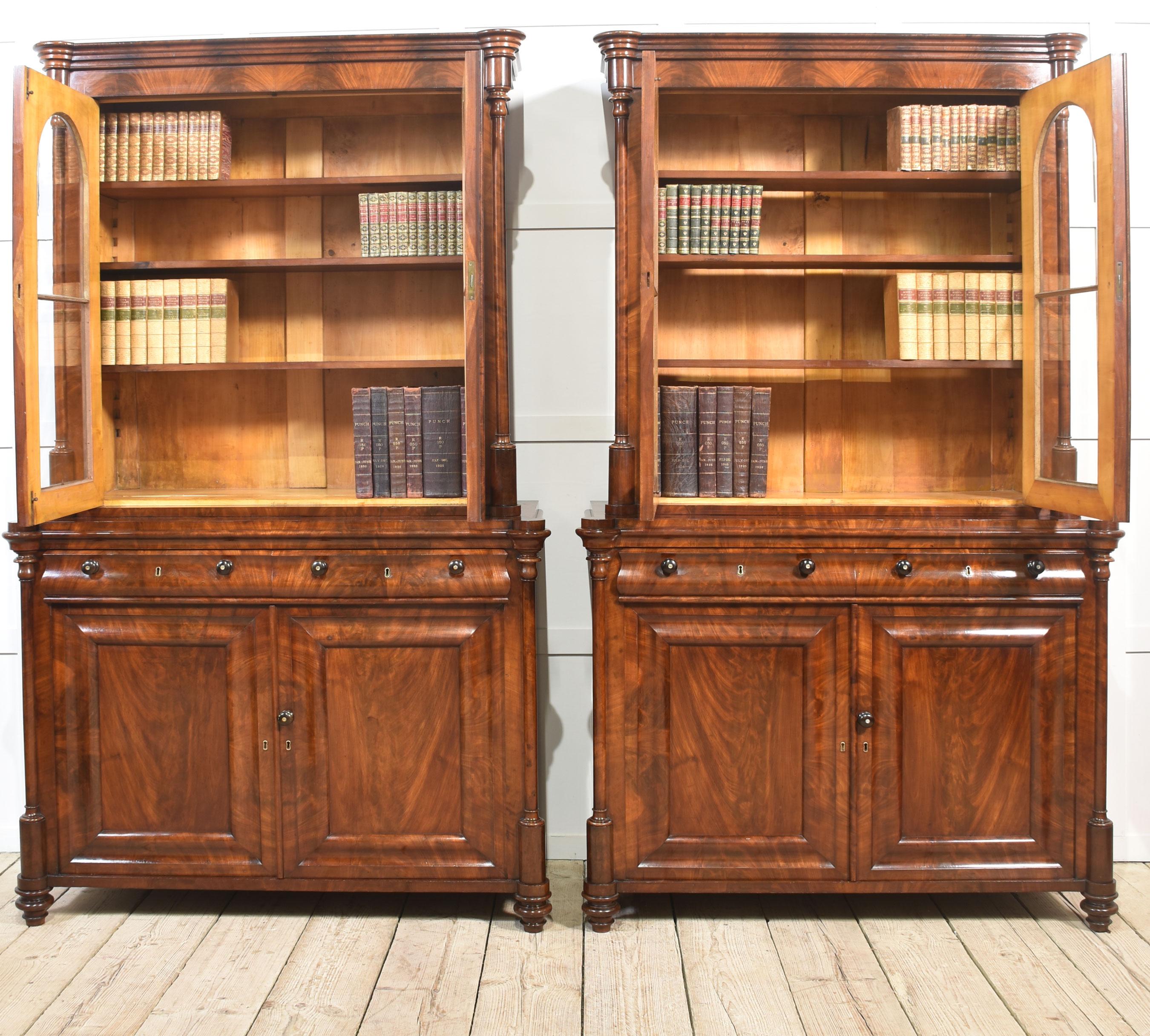 Coppia di librerie da biblioteca in mogano in vendita 2
