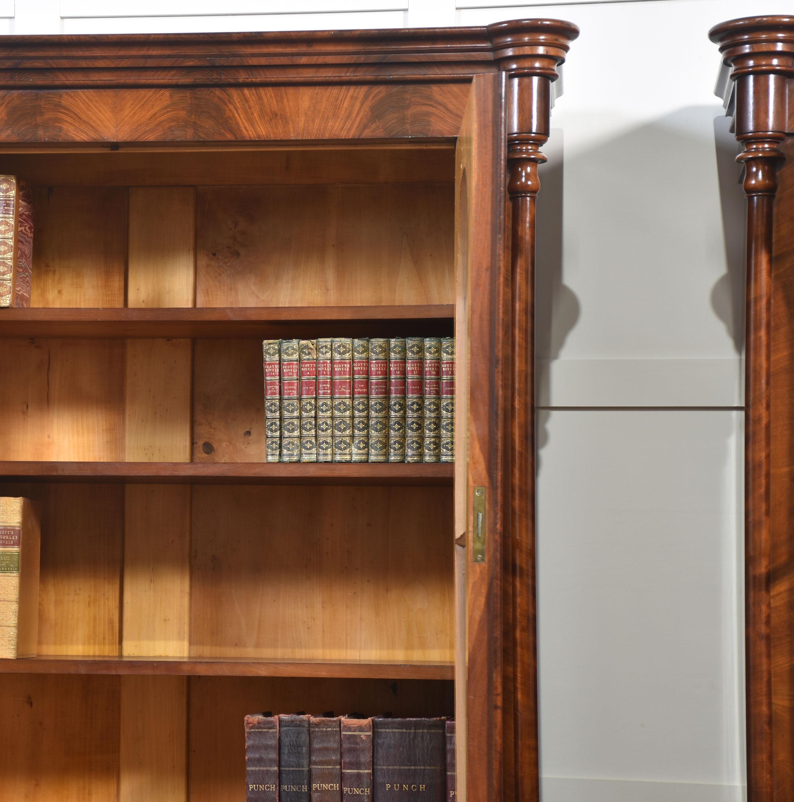 Coppia di librerie da biblioteca in mogano in vendita 3