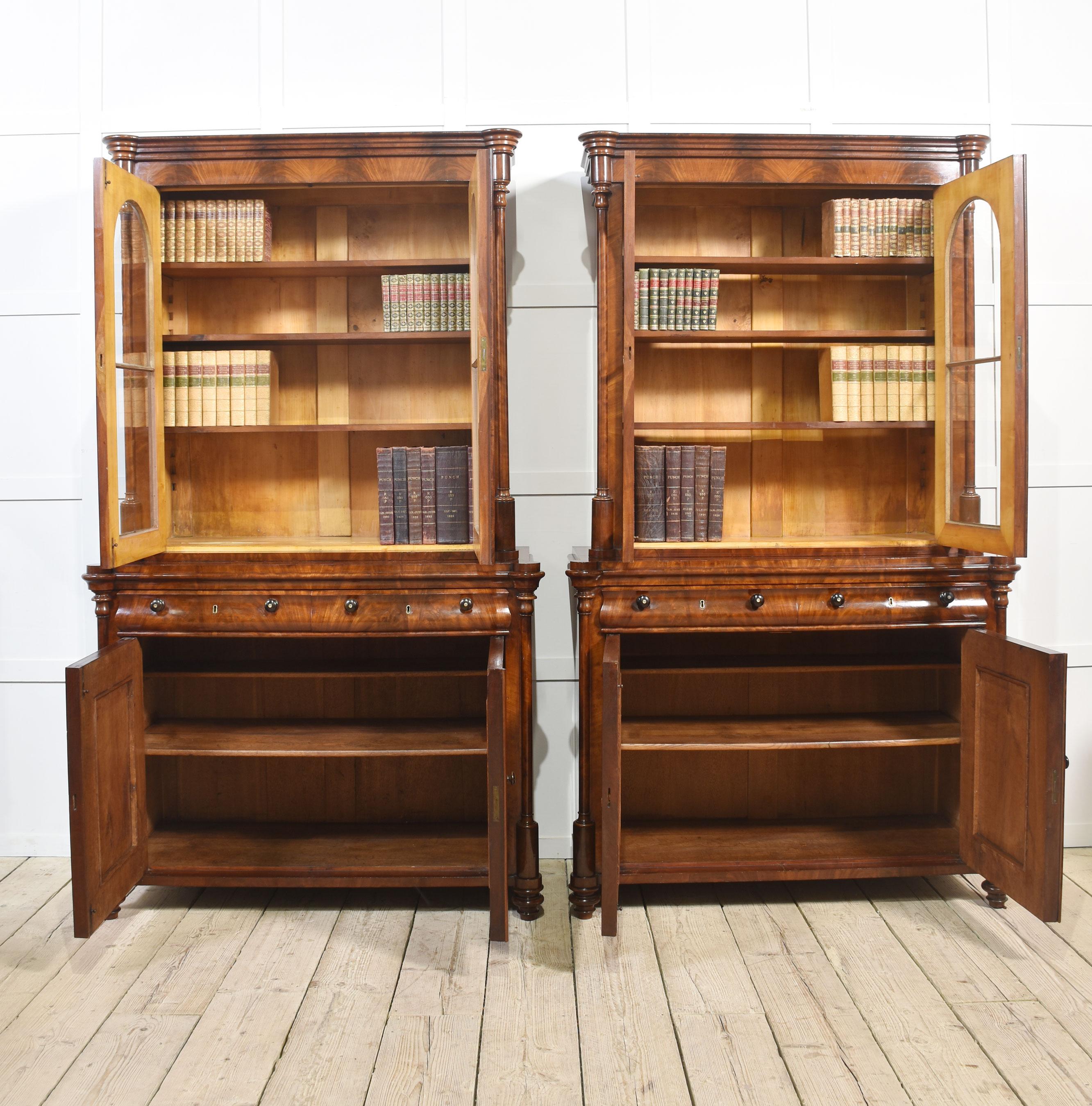 Coppia di librerie da biblioteca in mogano in vendita 4