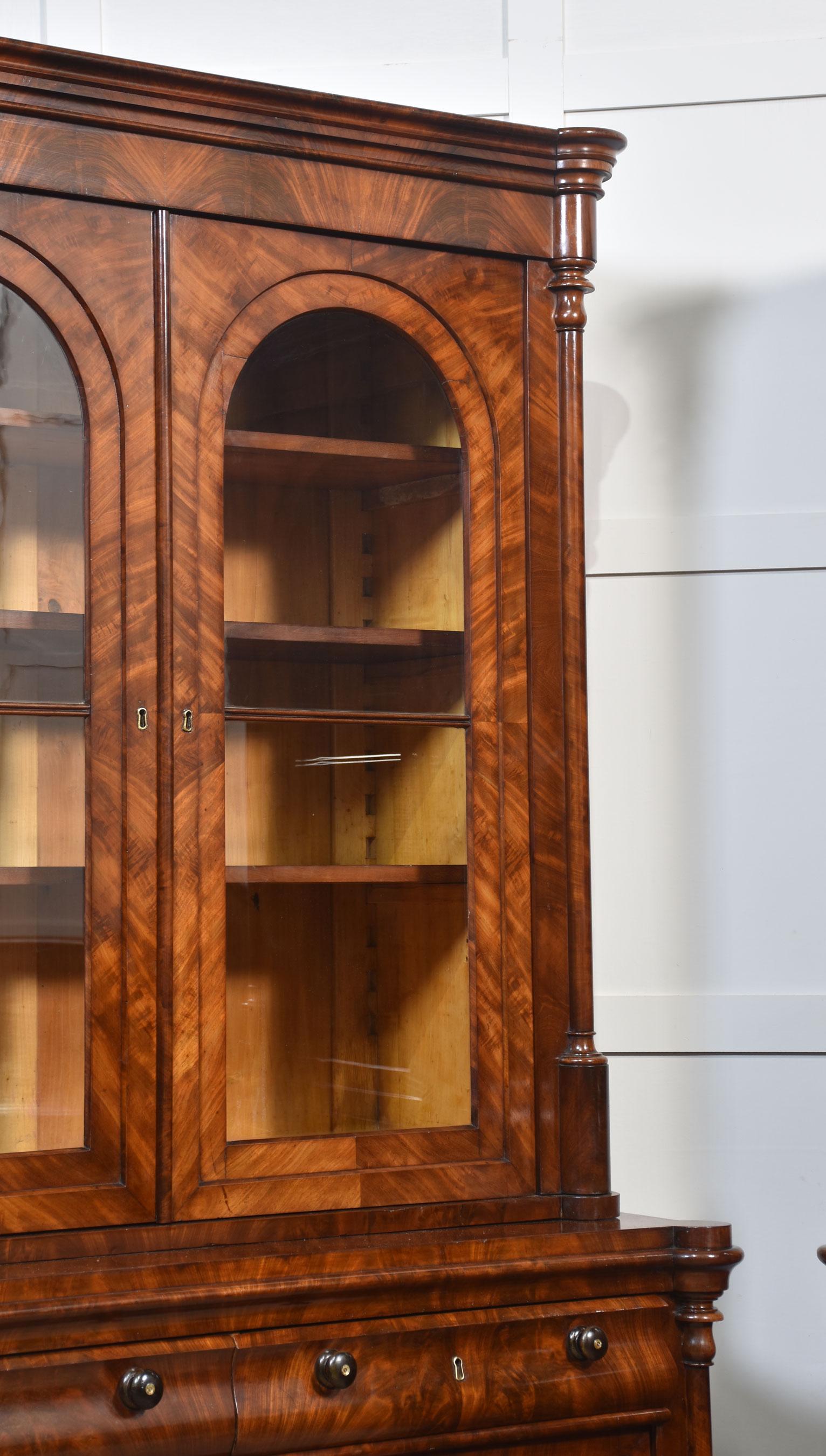 Coppia di librerie da biblioteca in mogano in vendita 10