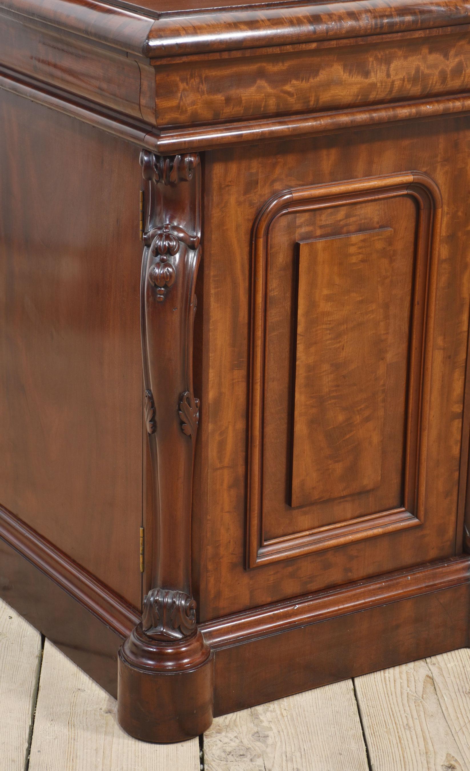Large figured mahogany breakfront sideboard In Good Condition For Sale In Cheshire, GB