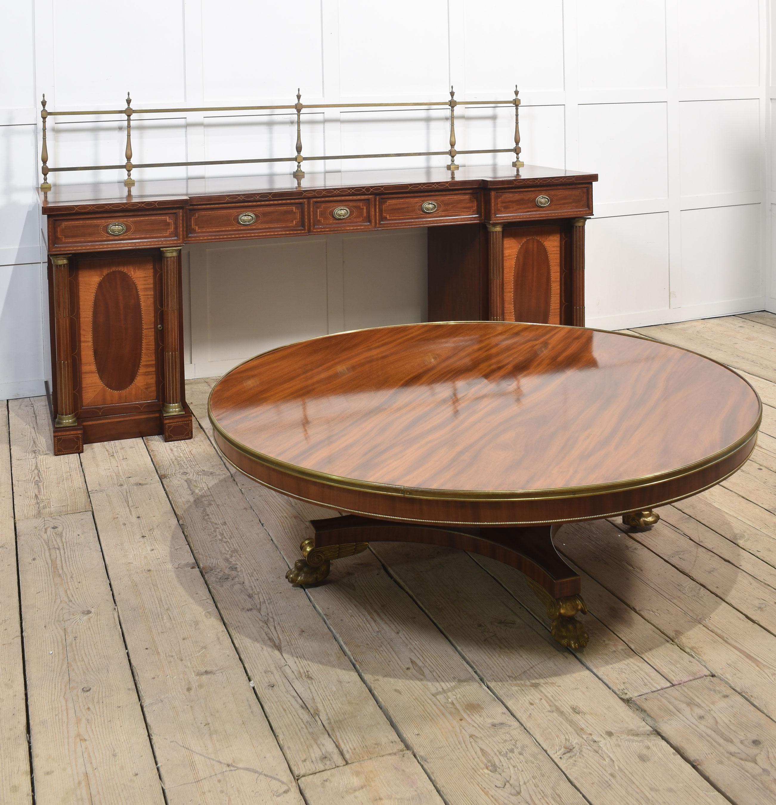 Mahogany circular coffee table In Good Condition For Sale In Cheshire, GB