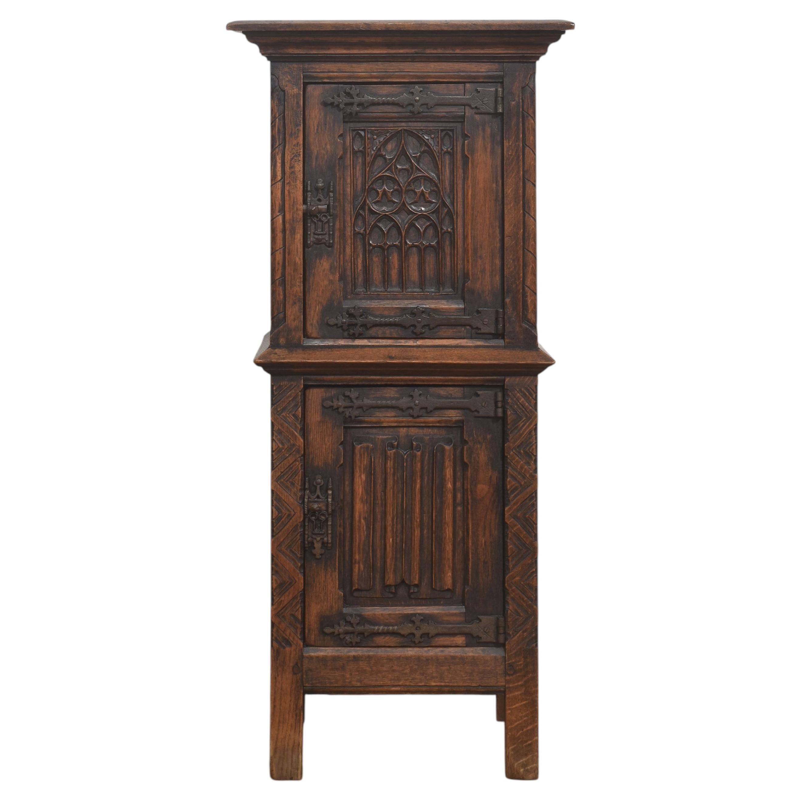 Armoire en chêne sculpté de style néo-gothique
