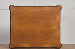 Paire de tables d'appoint édouardiennes en noyer avec incrustations