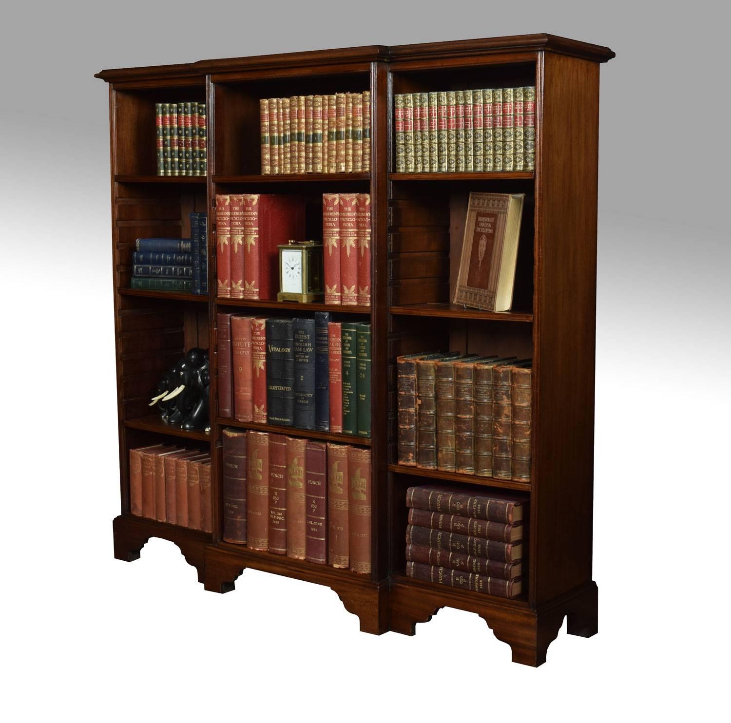 Mahogany breakfront open bookcase, the large rectangular top above above three bays of adjustable shelves each section having three shelves raised up on bracket feet.

Dimensions
Height 52 inches
Width 54 inches
Depth 13 inches.