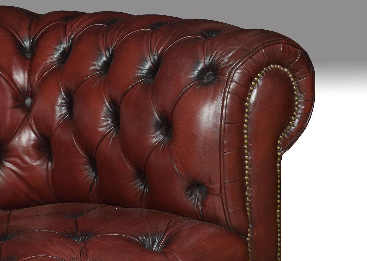 Burgundy Leather Chesterfield In Excellent Condition In Cheshire, GB