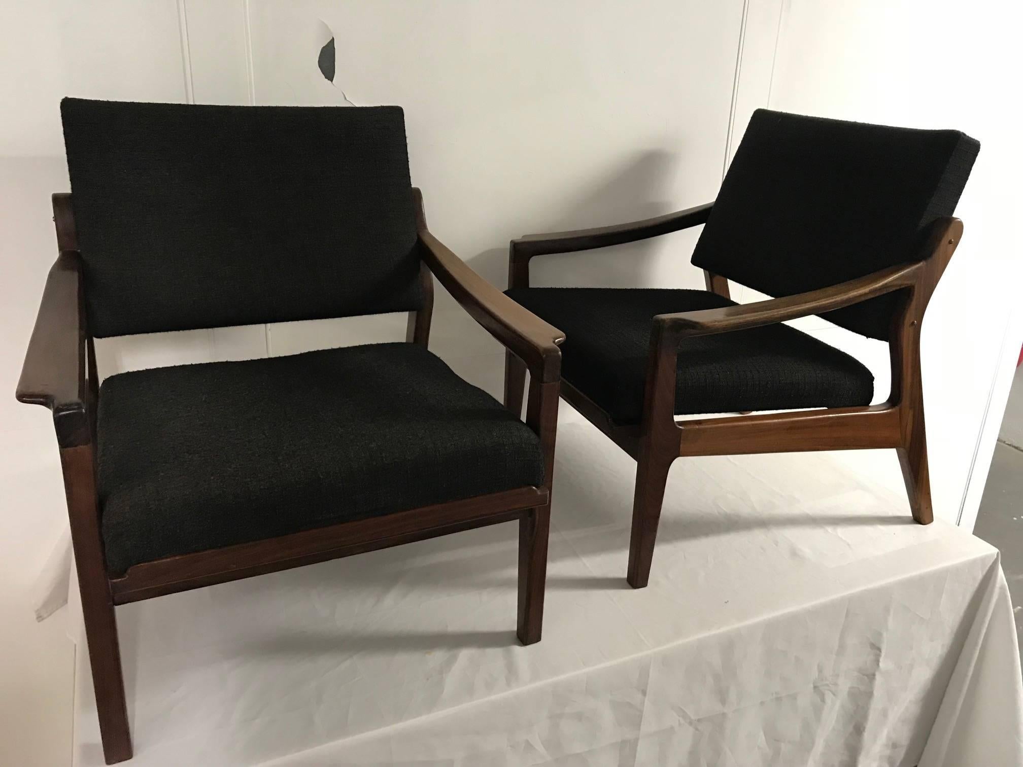 Pair of armchairs for the Altamira company, Portugal, 1960s. Pau Santo wood, assimilated to jacaranda.