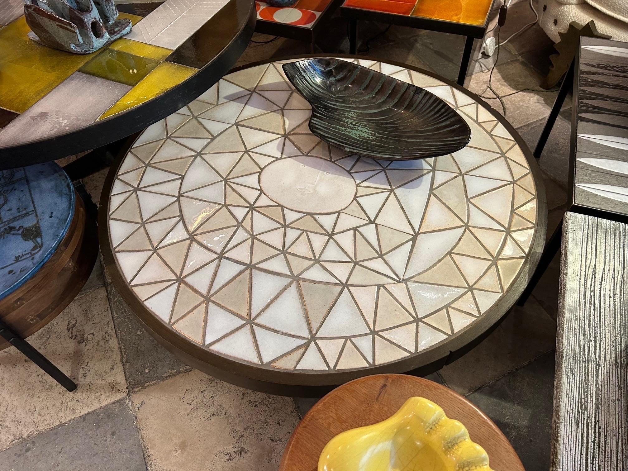 Table basse circulaire de Roger Capron, années 1960 en vente 4