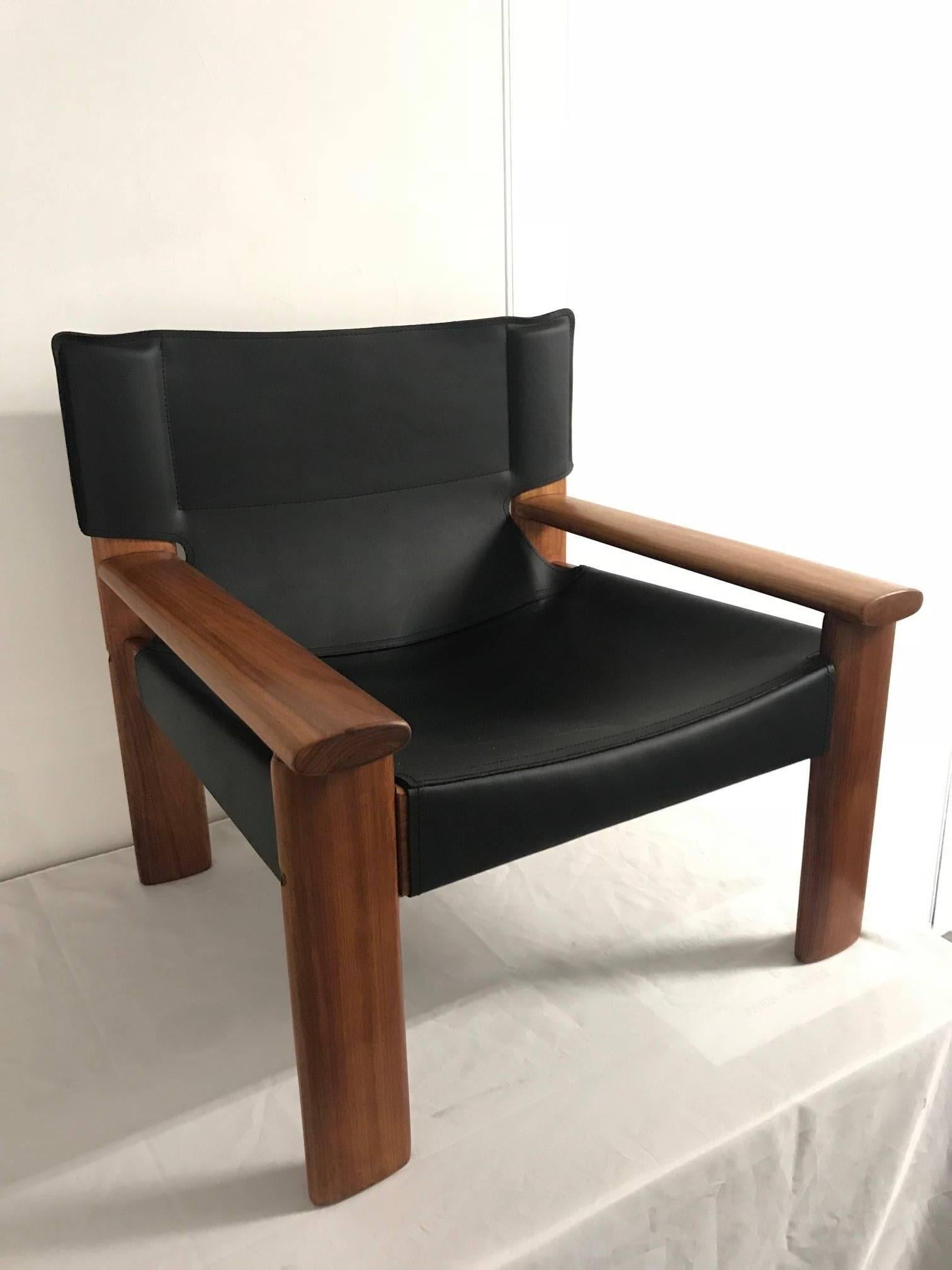 Pair of OCA armchairs, peroba di campo wood and leather.
OCA was a society created by Sergio Rodrigues in 1955 with a simple goal: create contemporary furniture in line with Bauhaus principles but within a Brazilian context.