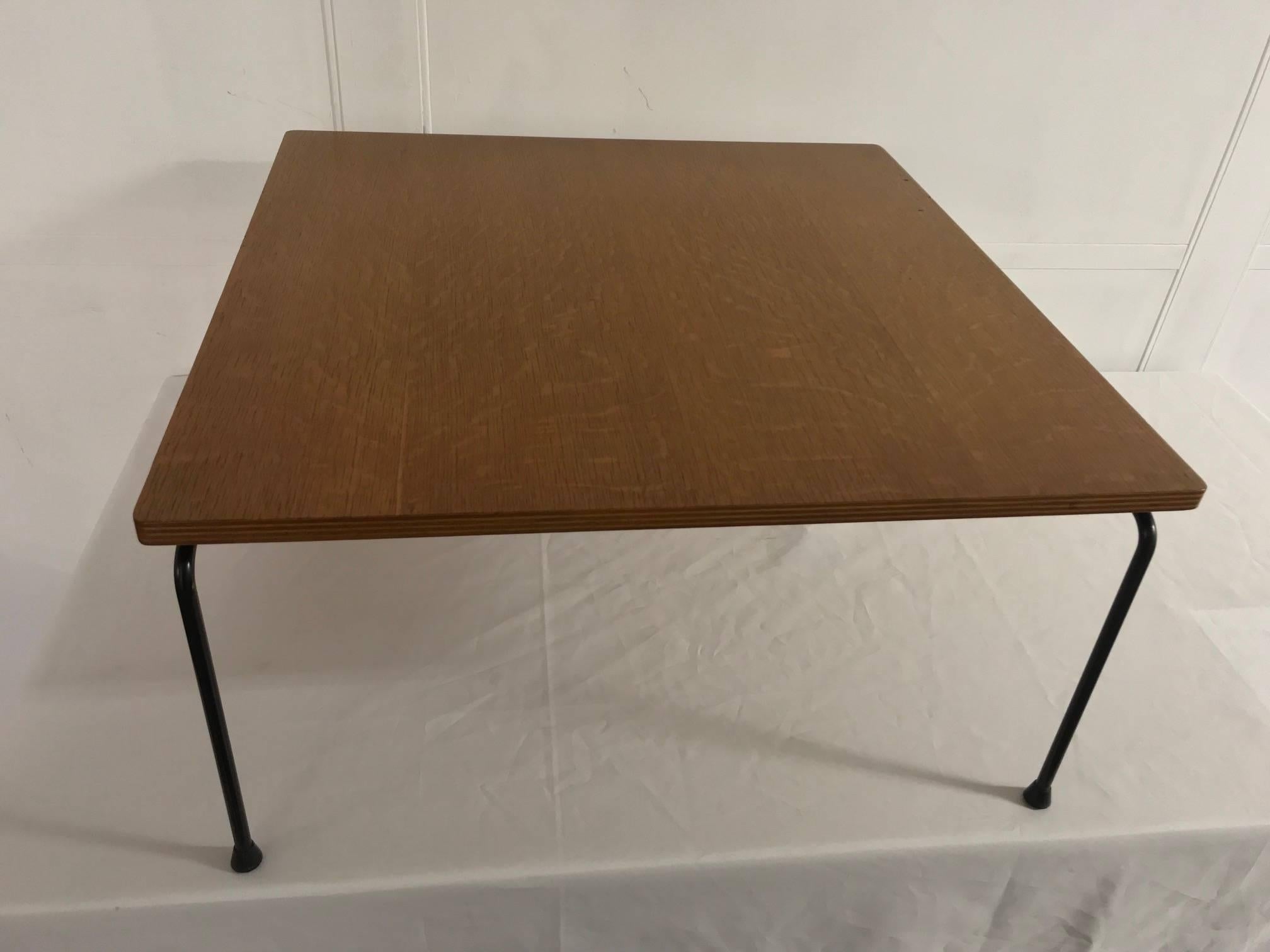 Coffee Table CM192 by Pierre Paulin In Excellent Condition For Sale In Paris, FR
