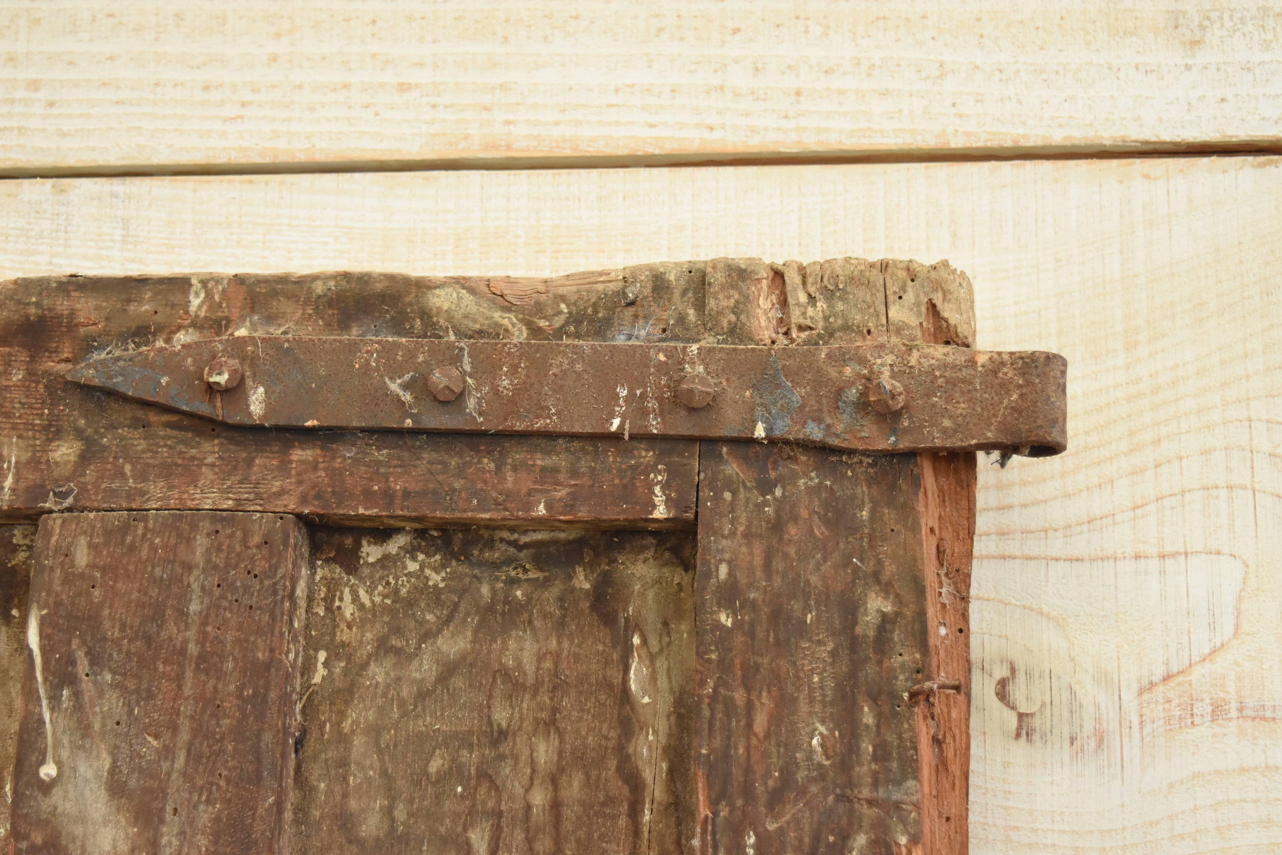 Spanische Kastanienholztür mit Eisenbeschlägen aus dem 17. Jahrhundert im Zustand „Starke Gebrauchsspuren“ in Houston, TX