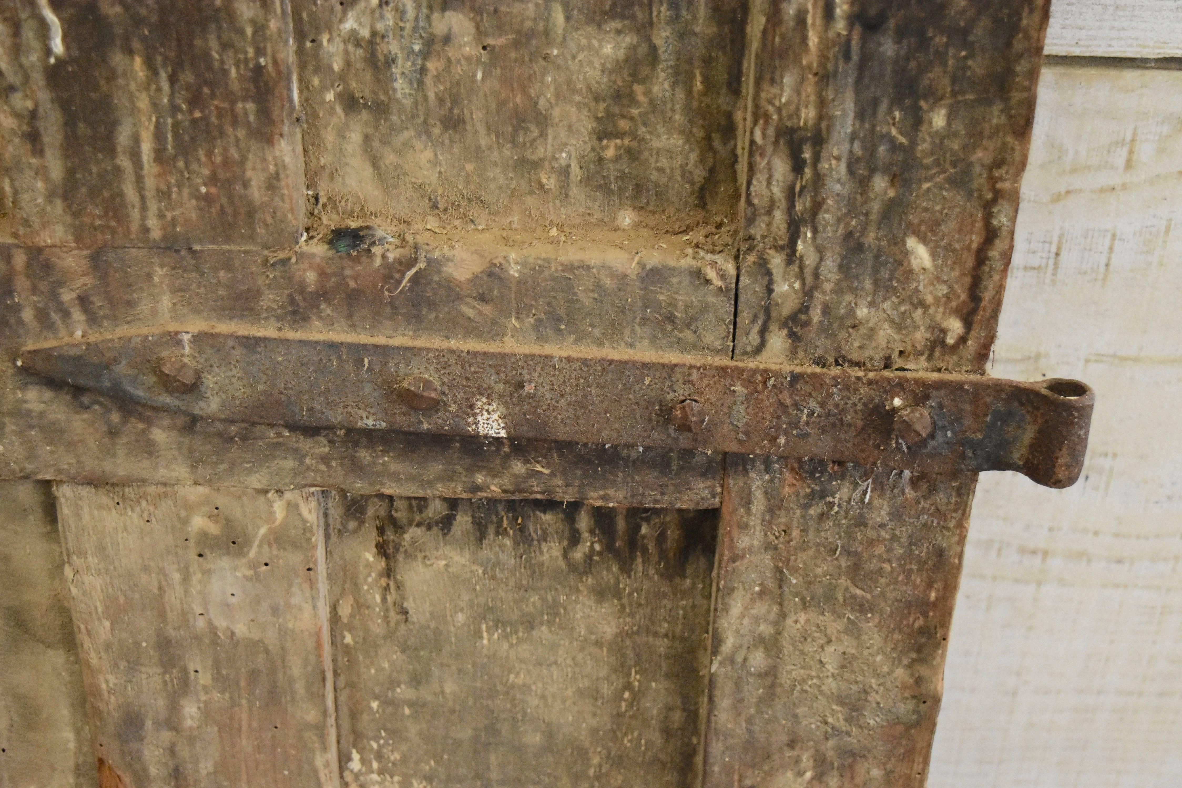 Spanische Kastanienholztür mit Eisenbeschlägen aus dem 17. Jahrhundert 1