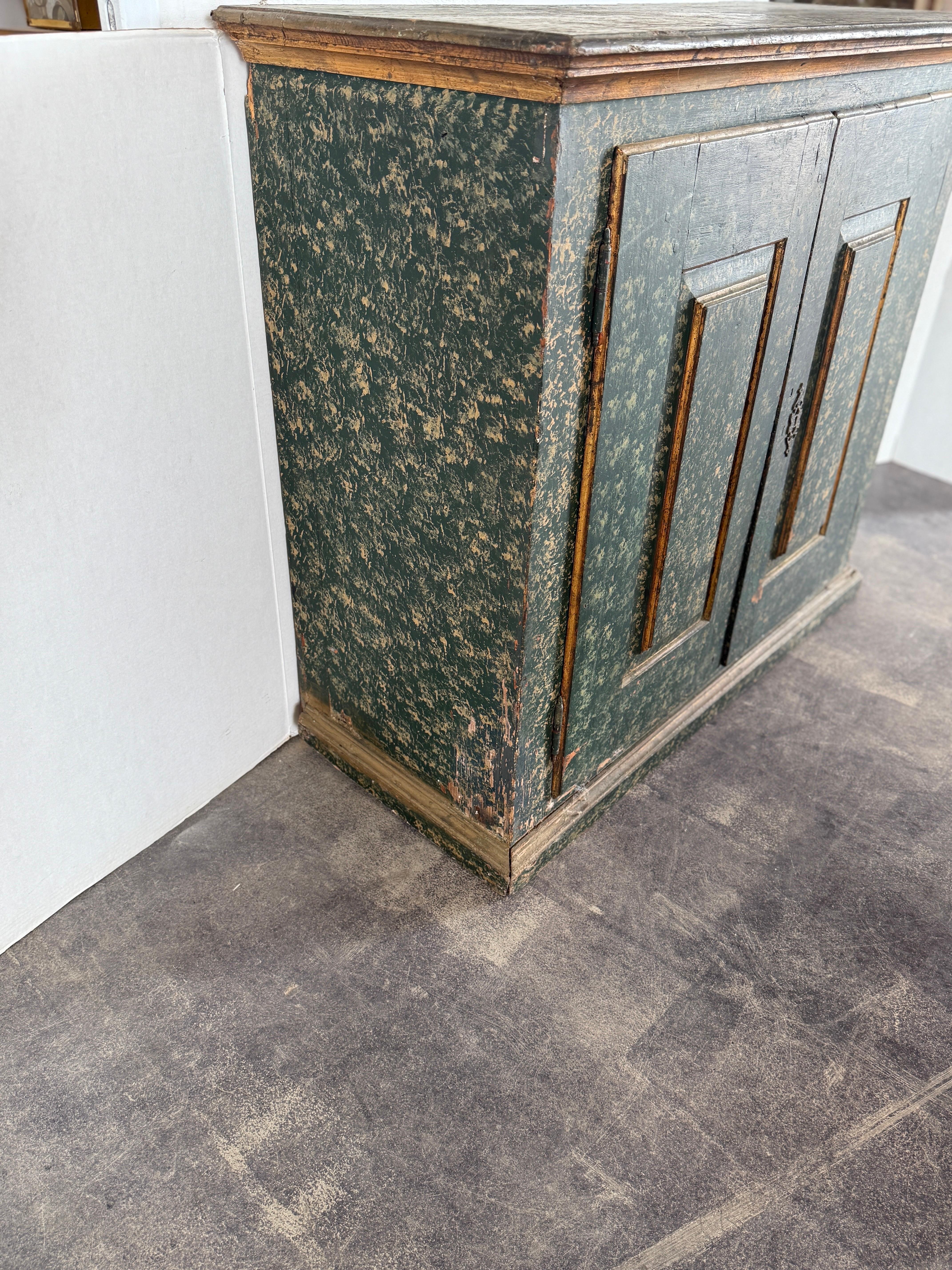 Portoghese Piccolo buffet portoghese del XVIII secolo in marmo finto verde e oro in vendita